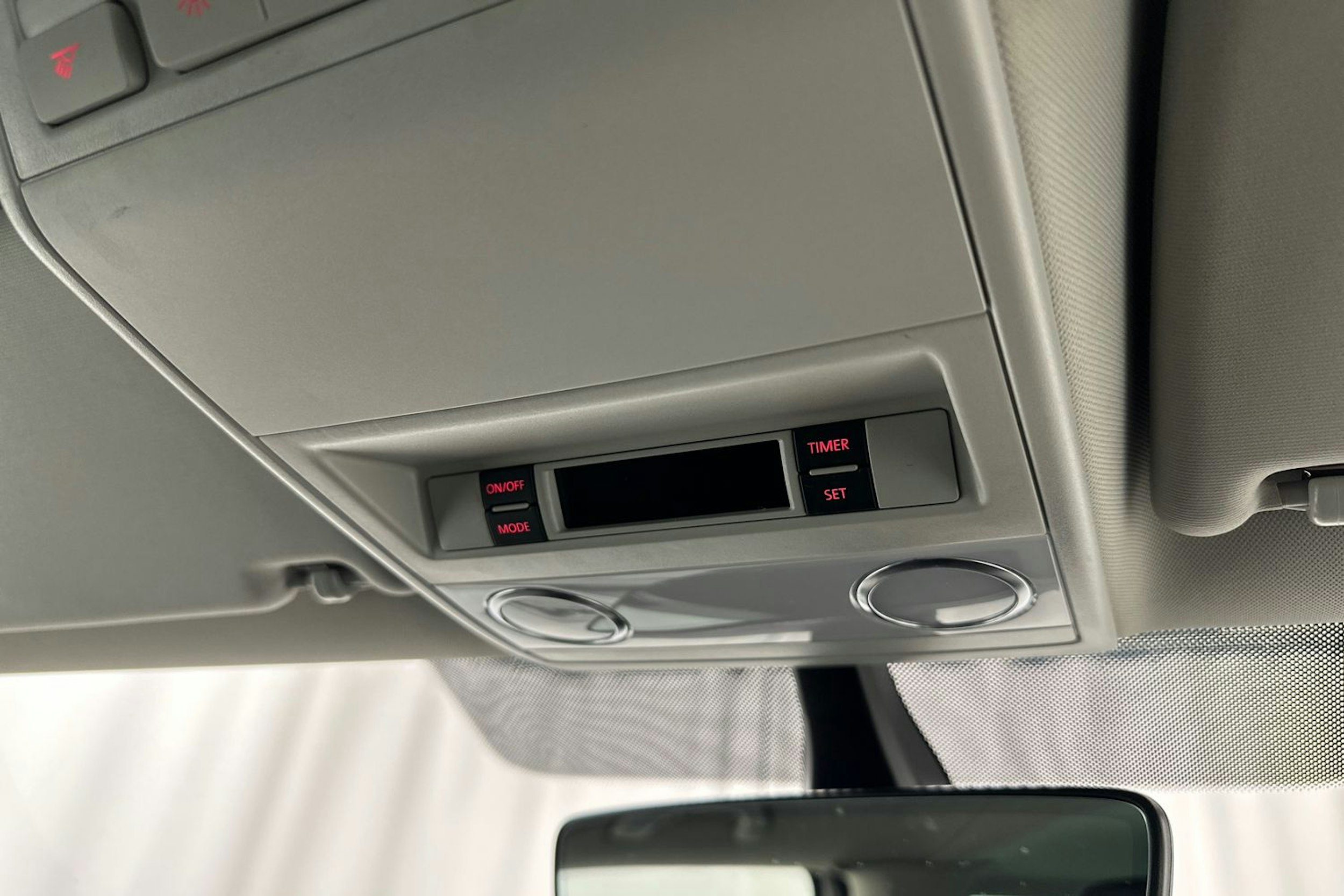 valkoinen Volkswagen Caravelle 2019 kuva 17.