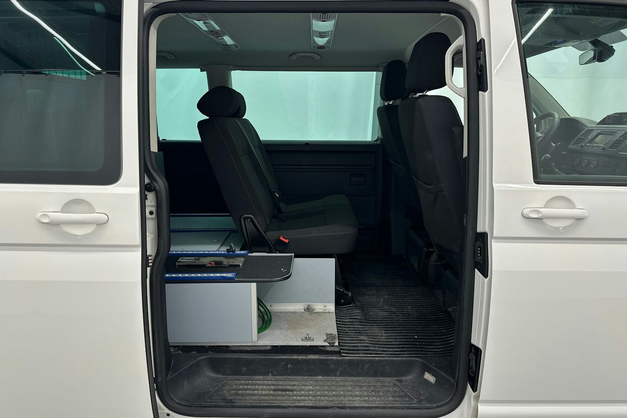 valkoinen Volkswagen Caravelle 2019 kuva 19.