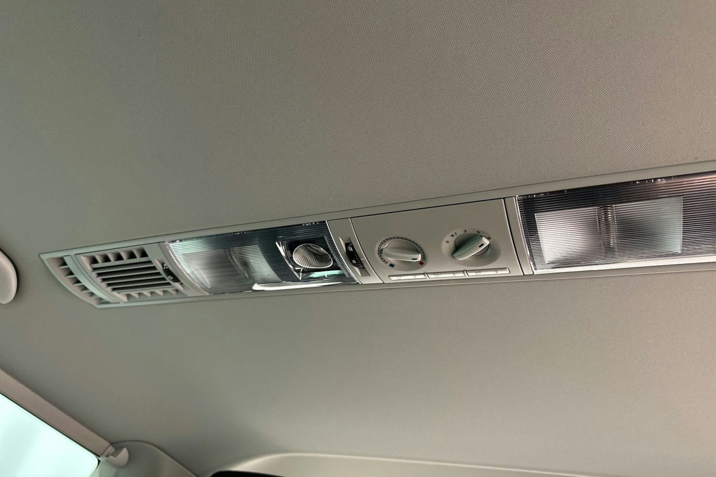 valkoinen Volkswagen Caravelle 2019 kuva 22.