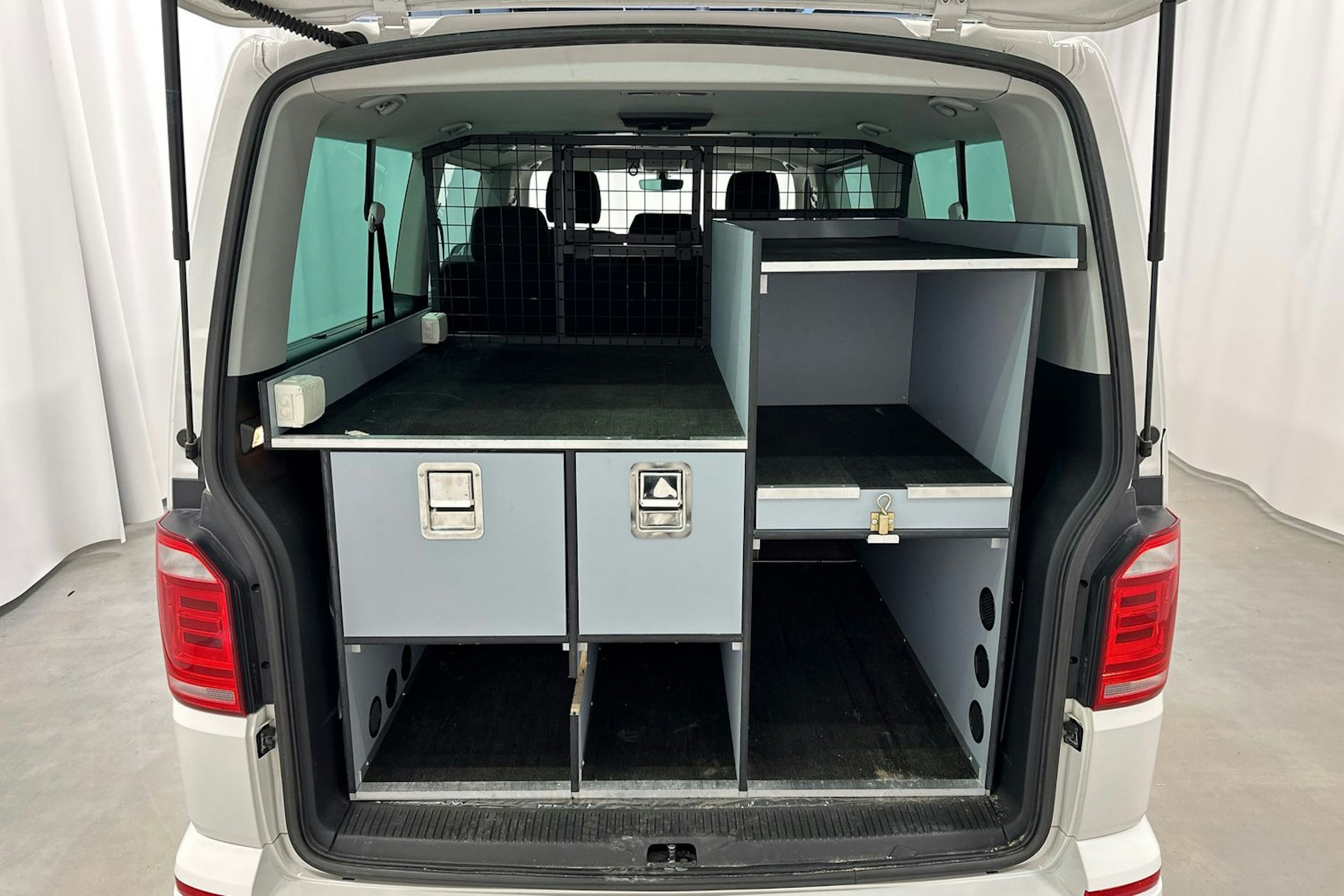 valkoinen Volkswagen Caravelle 2019 kuva 25.