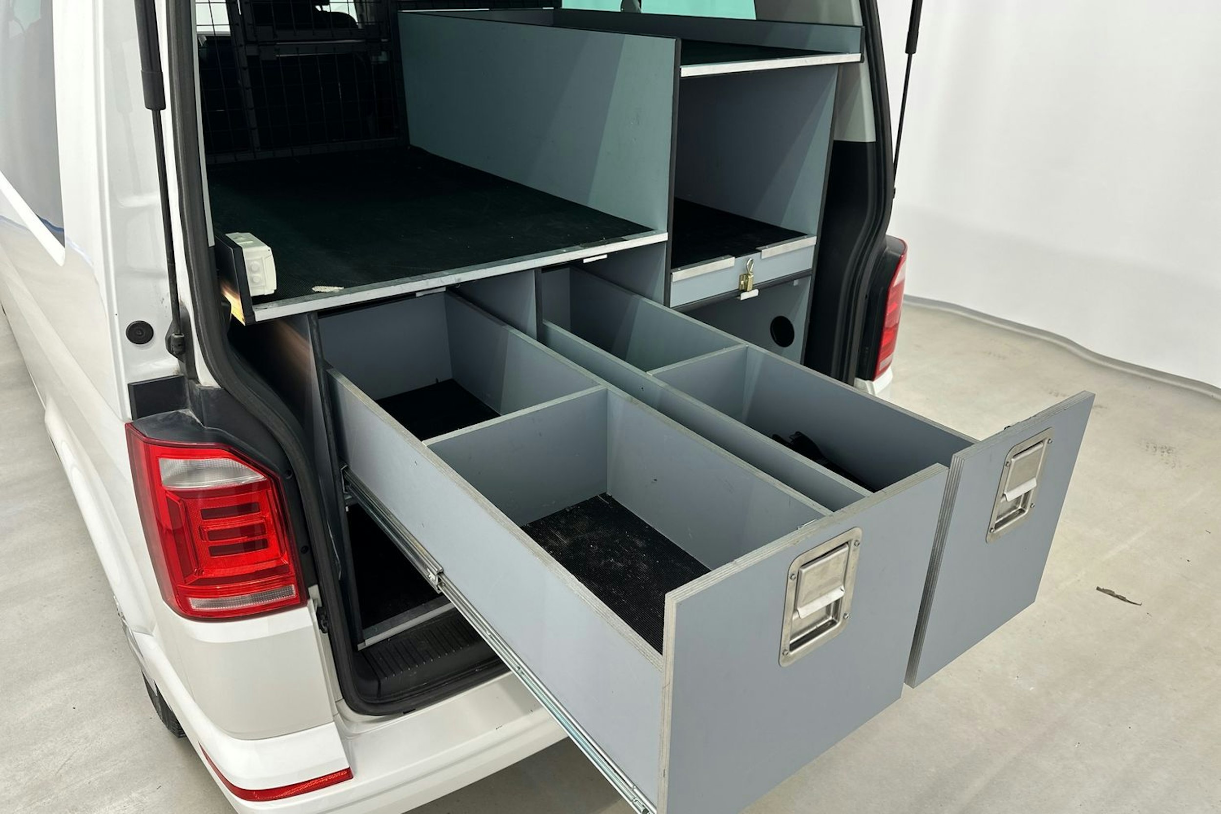 valkoinen Volkswagen Caravelle 2019 kuva 26.