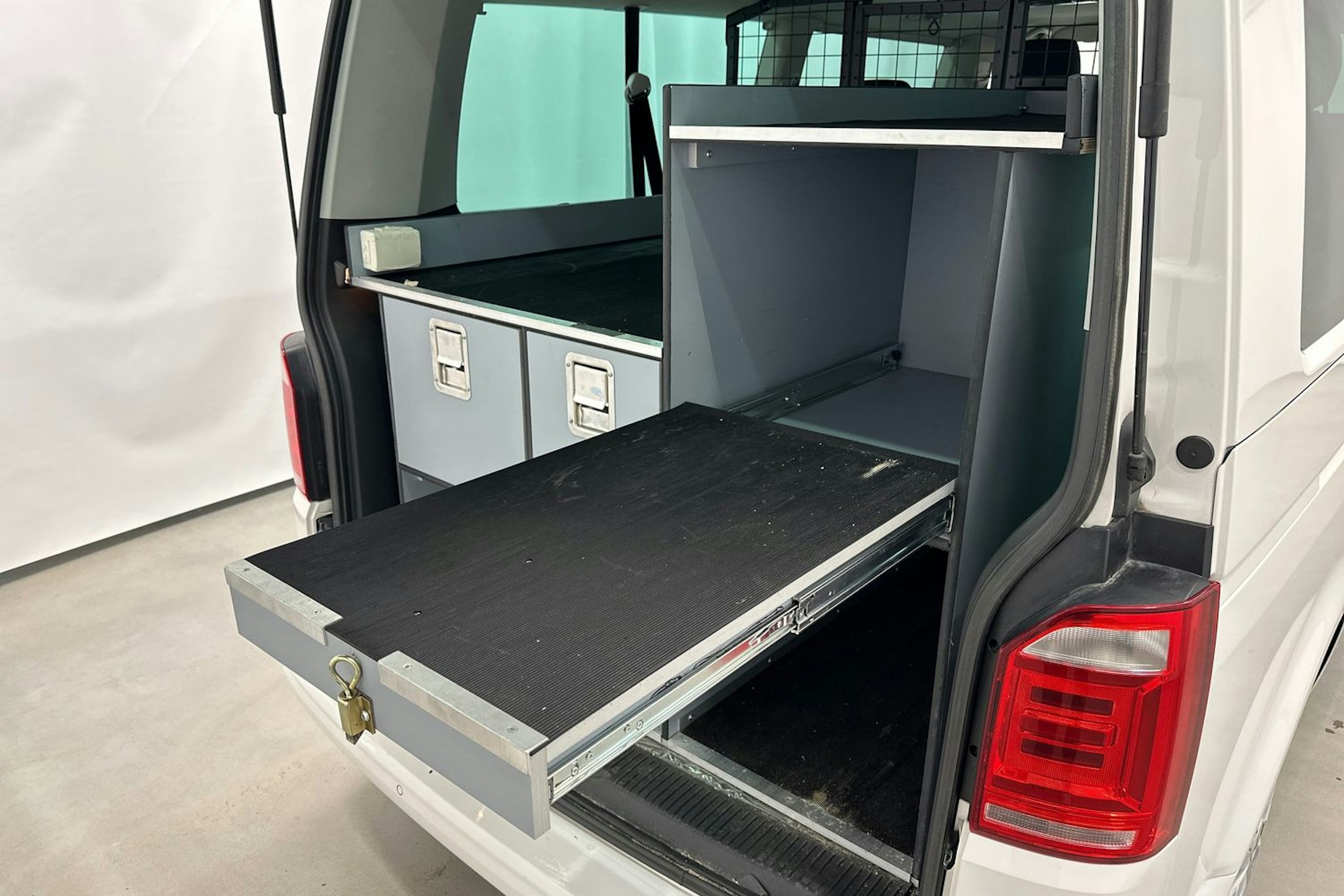 valkoinen Volkswagen Caravelle 2019 kuva 30.