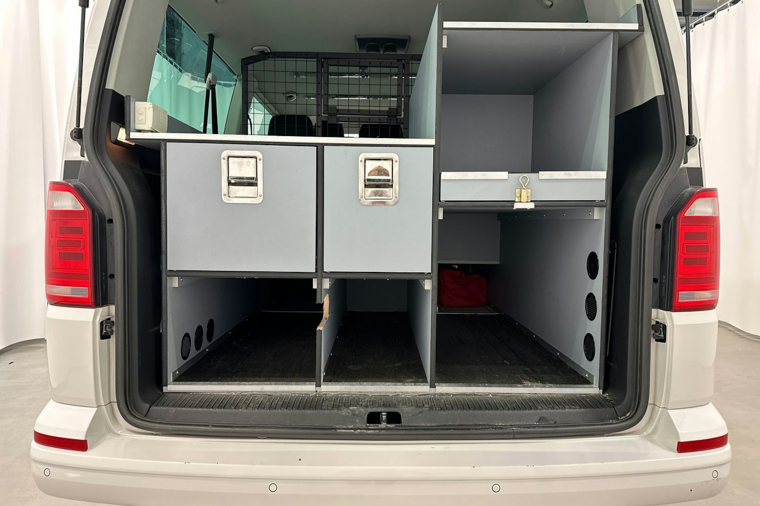 valkoinen Volkswagen Caravelle 2019 kuva 31.