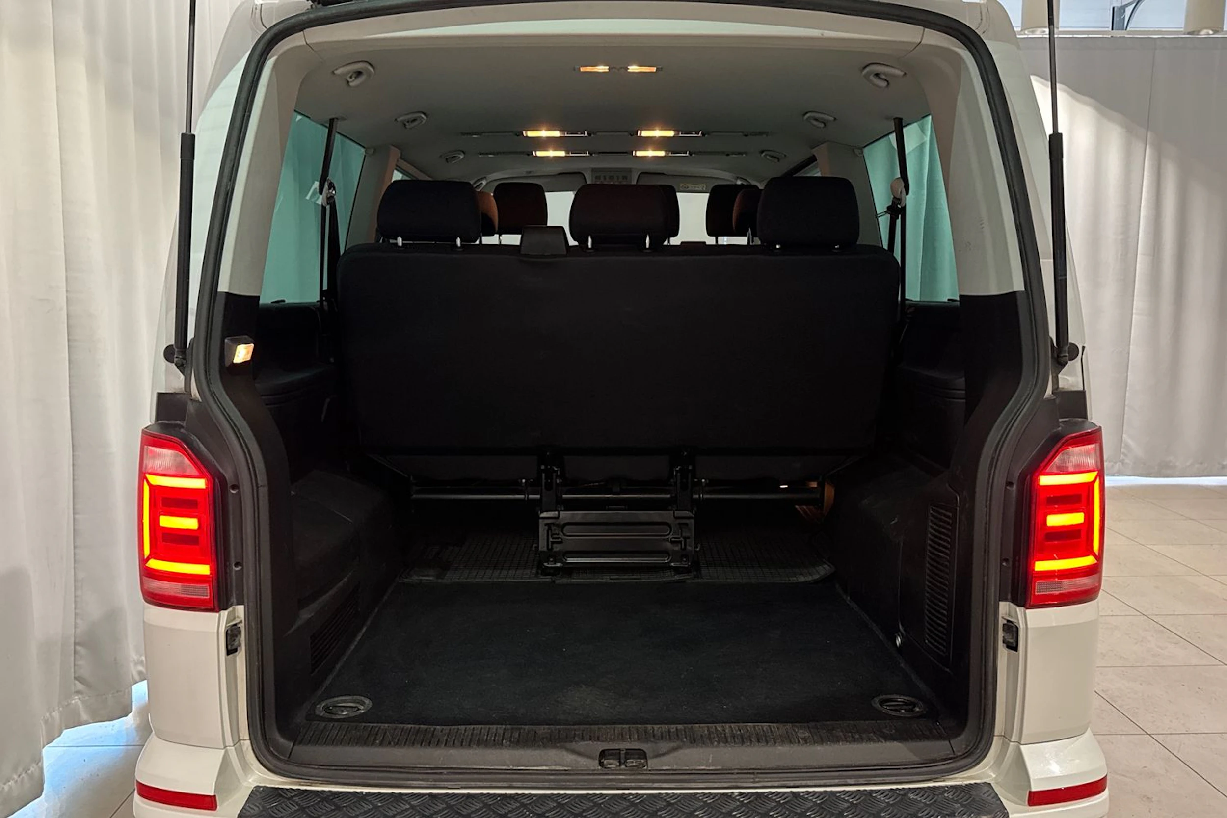 valkoinen Volkswagen Caravelle 2019 kuva 17.