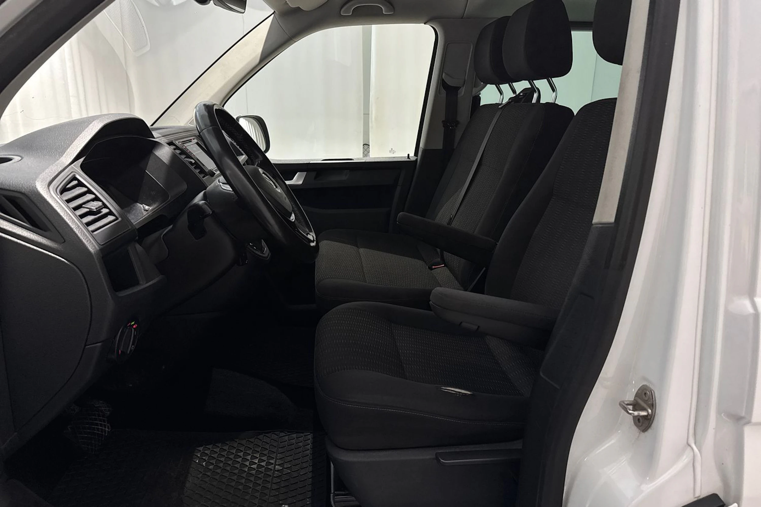 valkoinen Volkswagen Caravelle 2019 kuva 20.