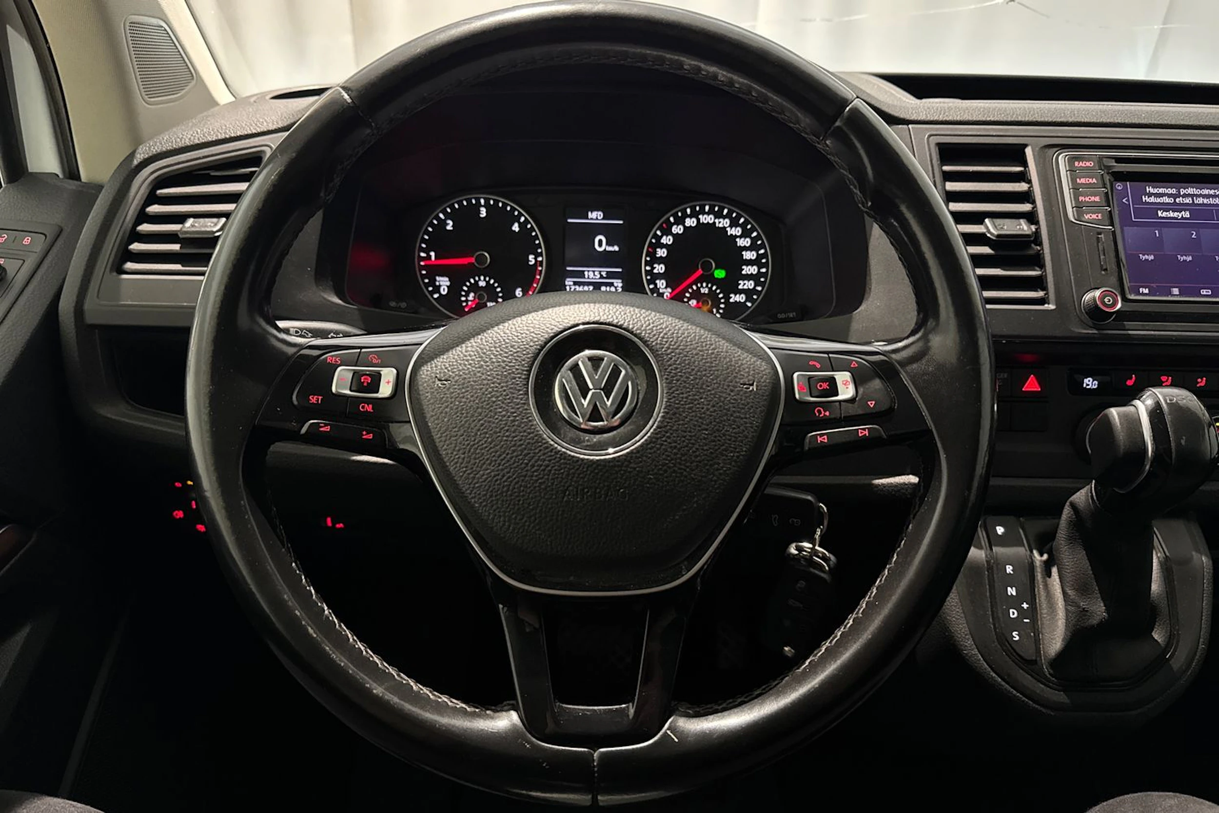 valkoinen Volkswagen Caravelle 2019 kuva 21.