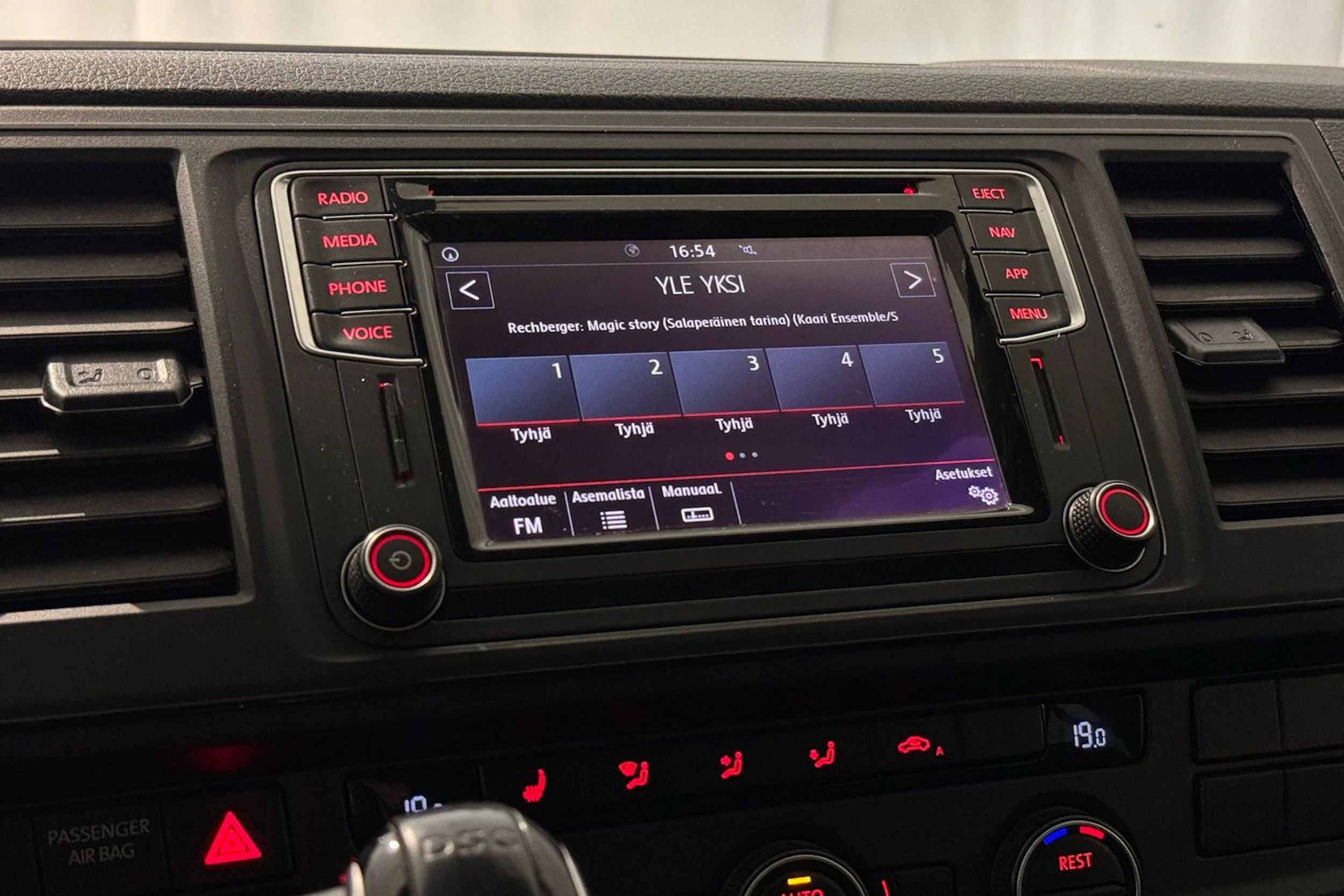 valkoinen Volkswagen Caravelle 2019 kuva 24.
