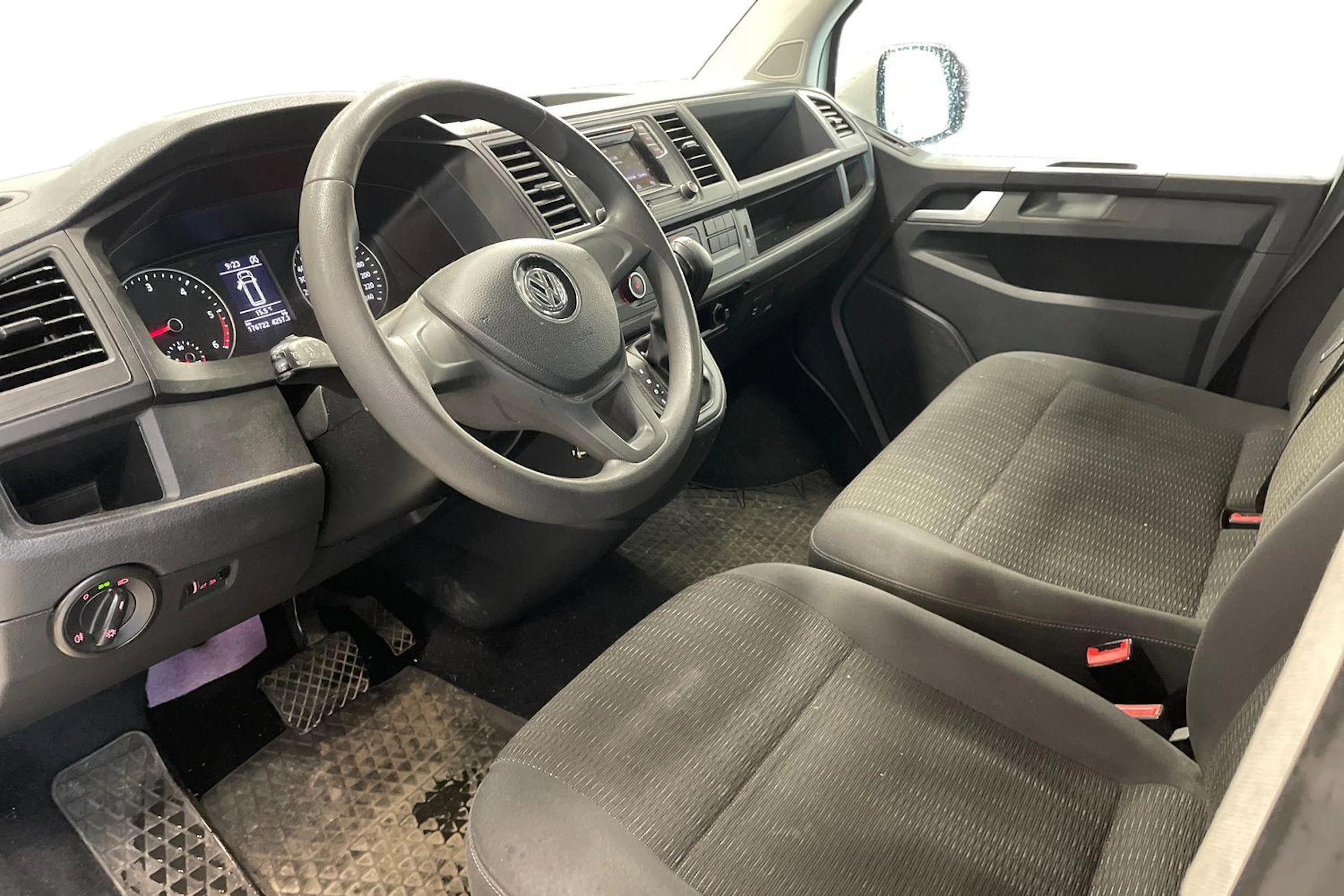valkoinen Volkswagen Caravelle 2019 kuva 3.