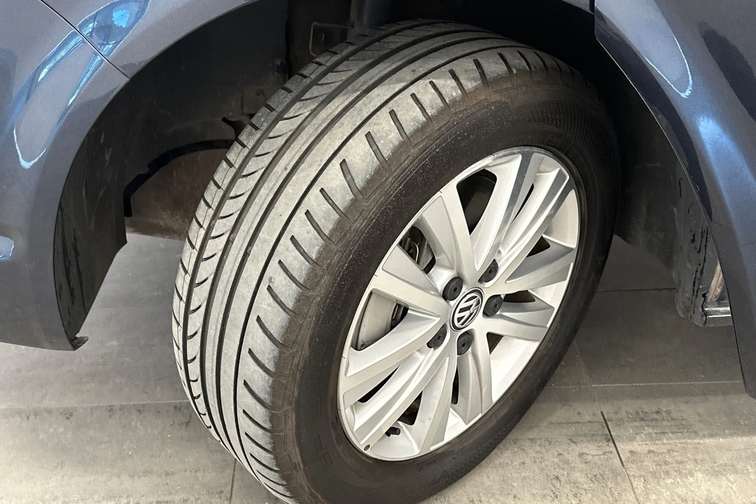 sininen Volkswagen Caravelle 2019 kuva 10.