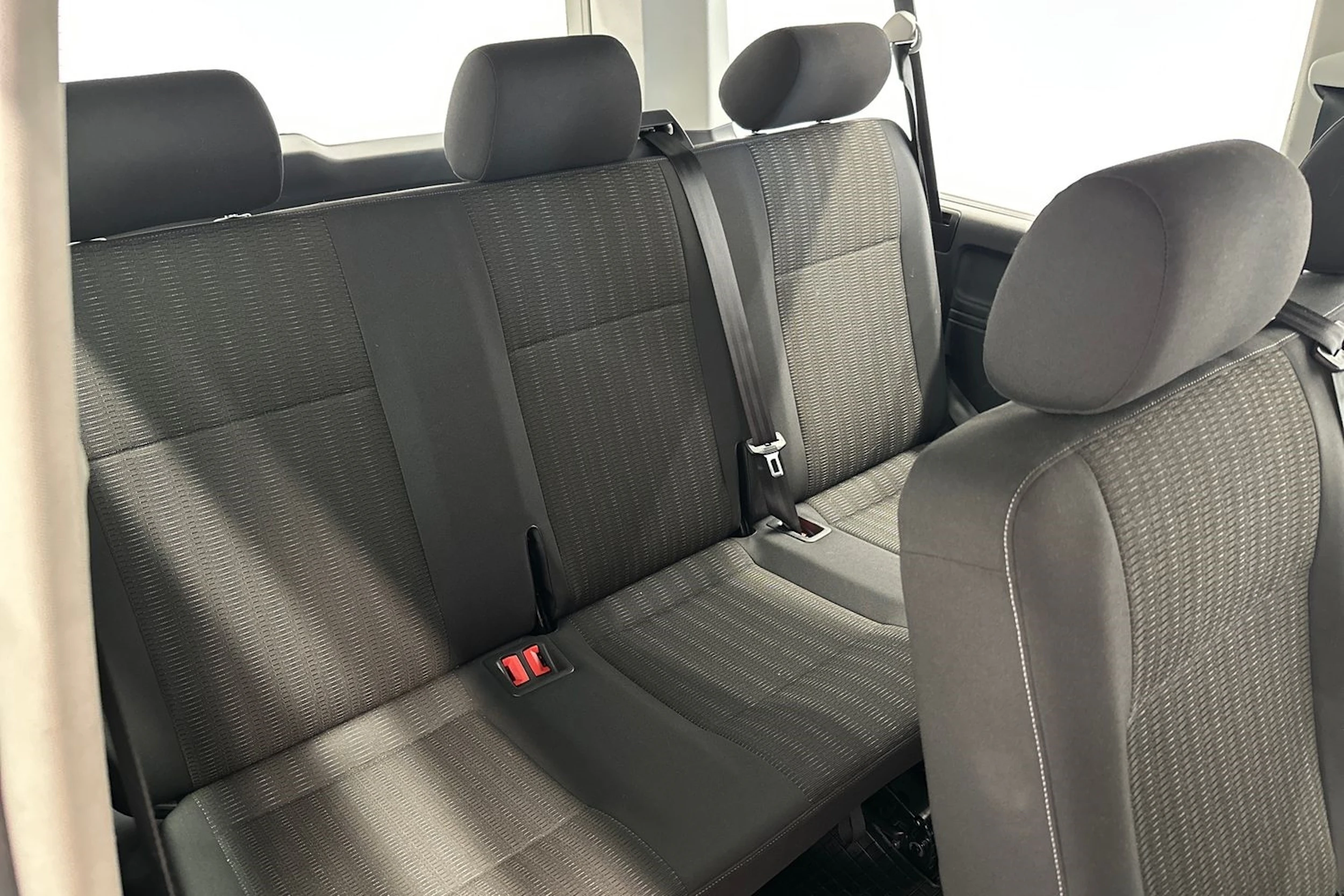 sininen Volkswagen Caravelle 2019 kuva 11.