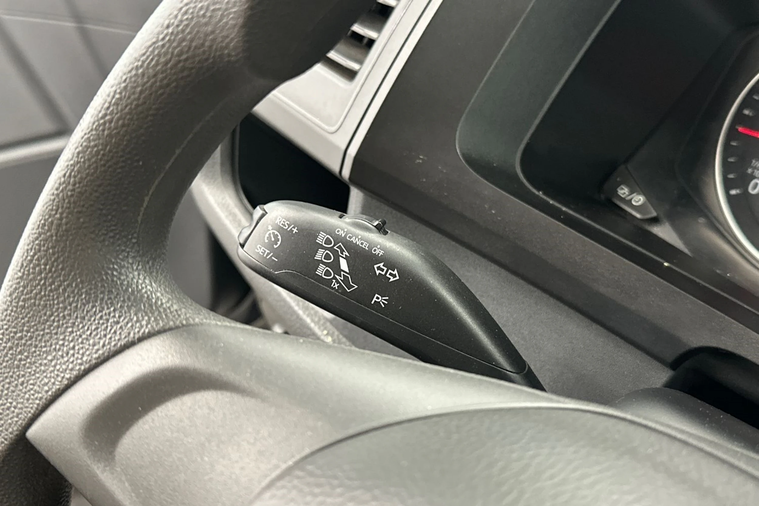 sininen Volkswagen Caravelle 2019 kuva 12.