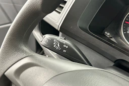 sininen Volkswagen Caravelle 2019 kuva 12.