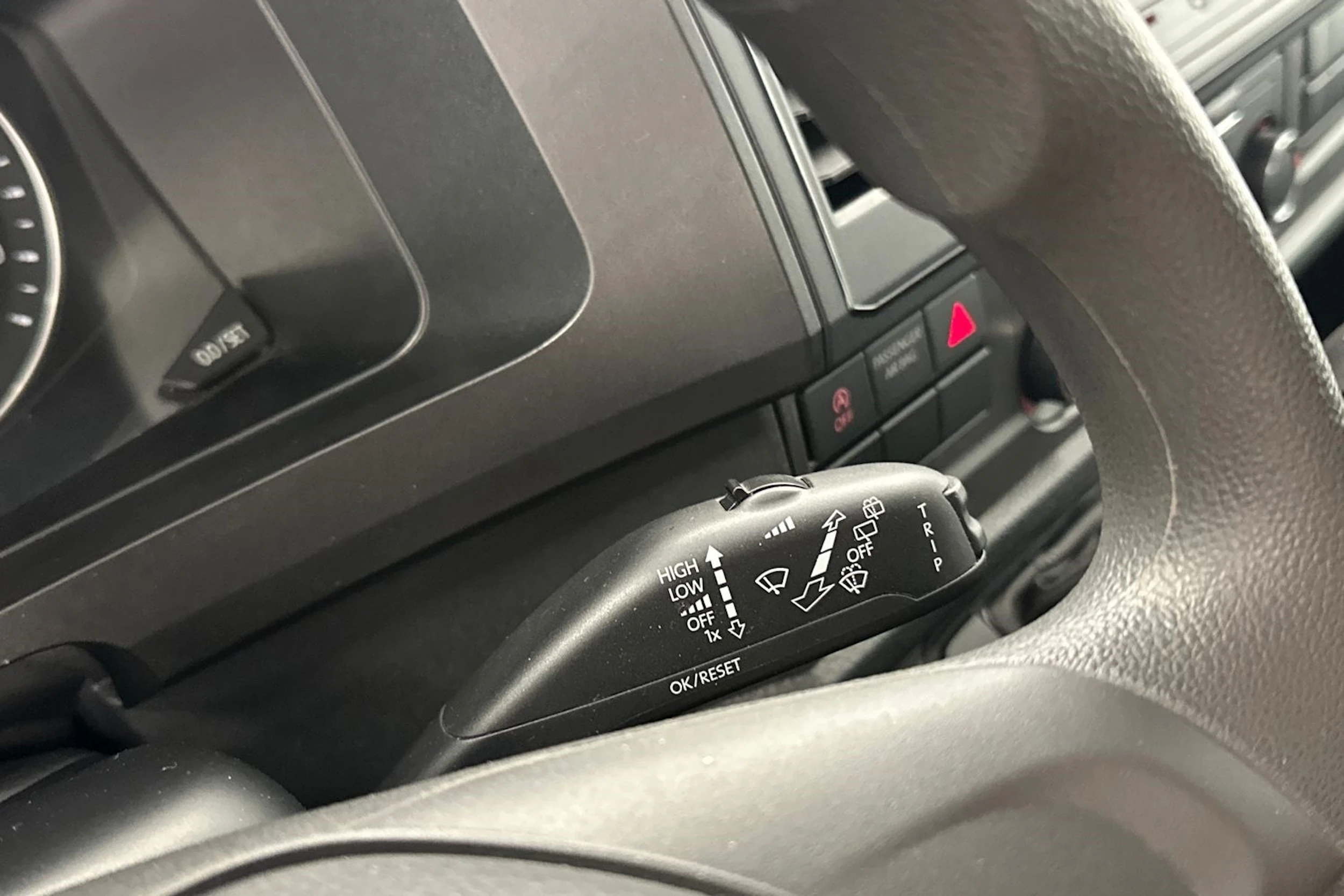sininen Volkswagen Caravelle 2019 kuva 13.
