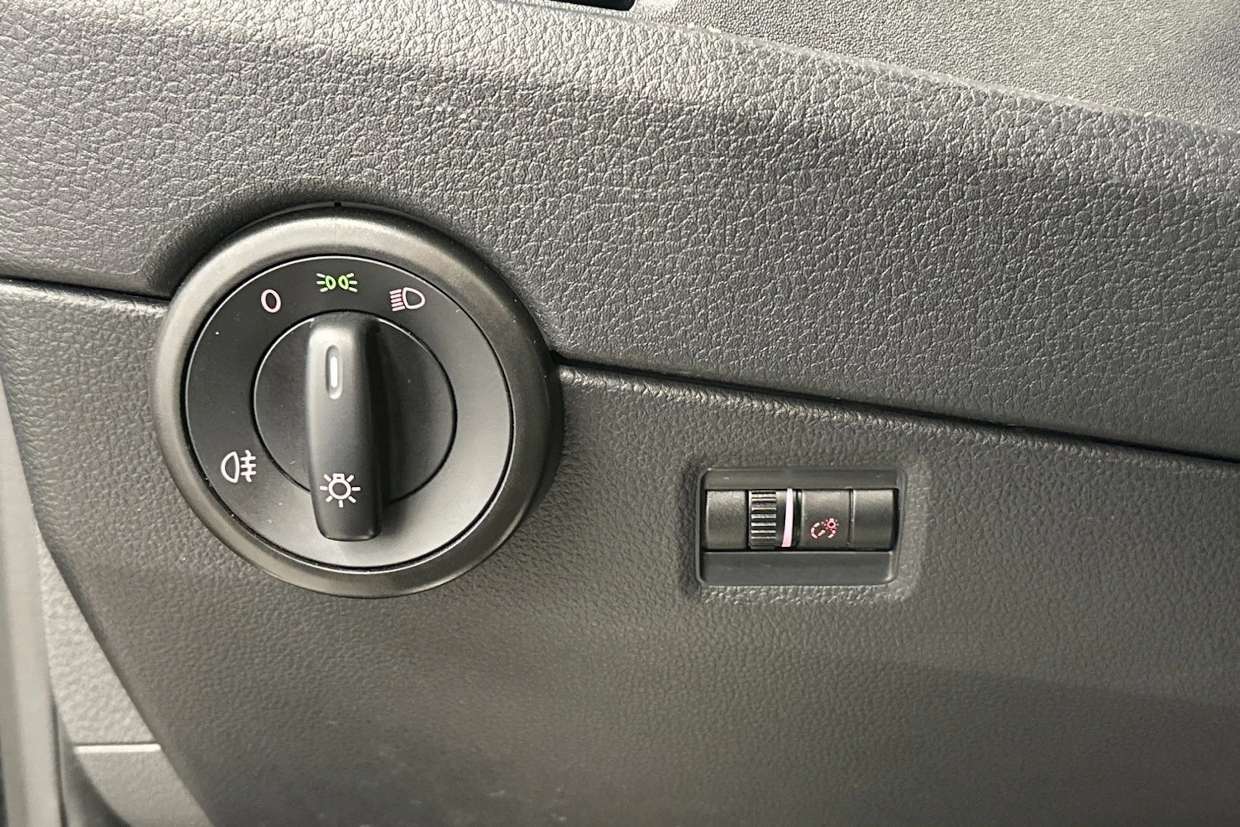 sininen Volkswagen Caravelle 2019 kuva 15.