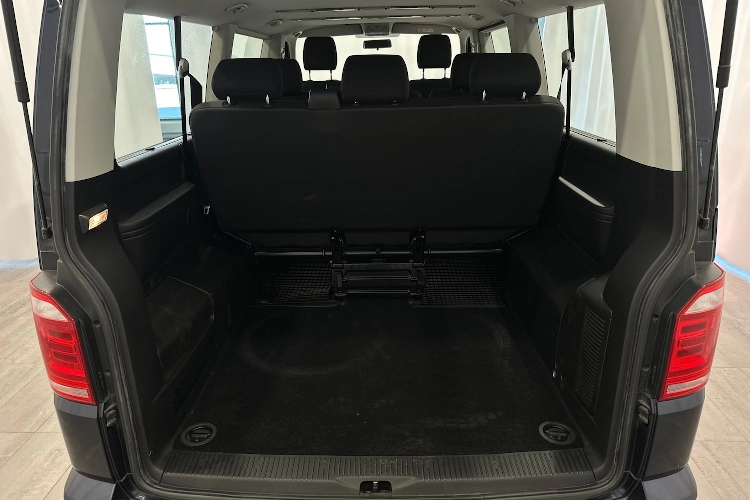 sininen Volkswagen Caravelle 2019 kuva 18.