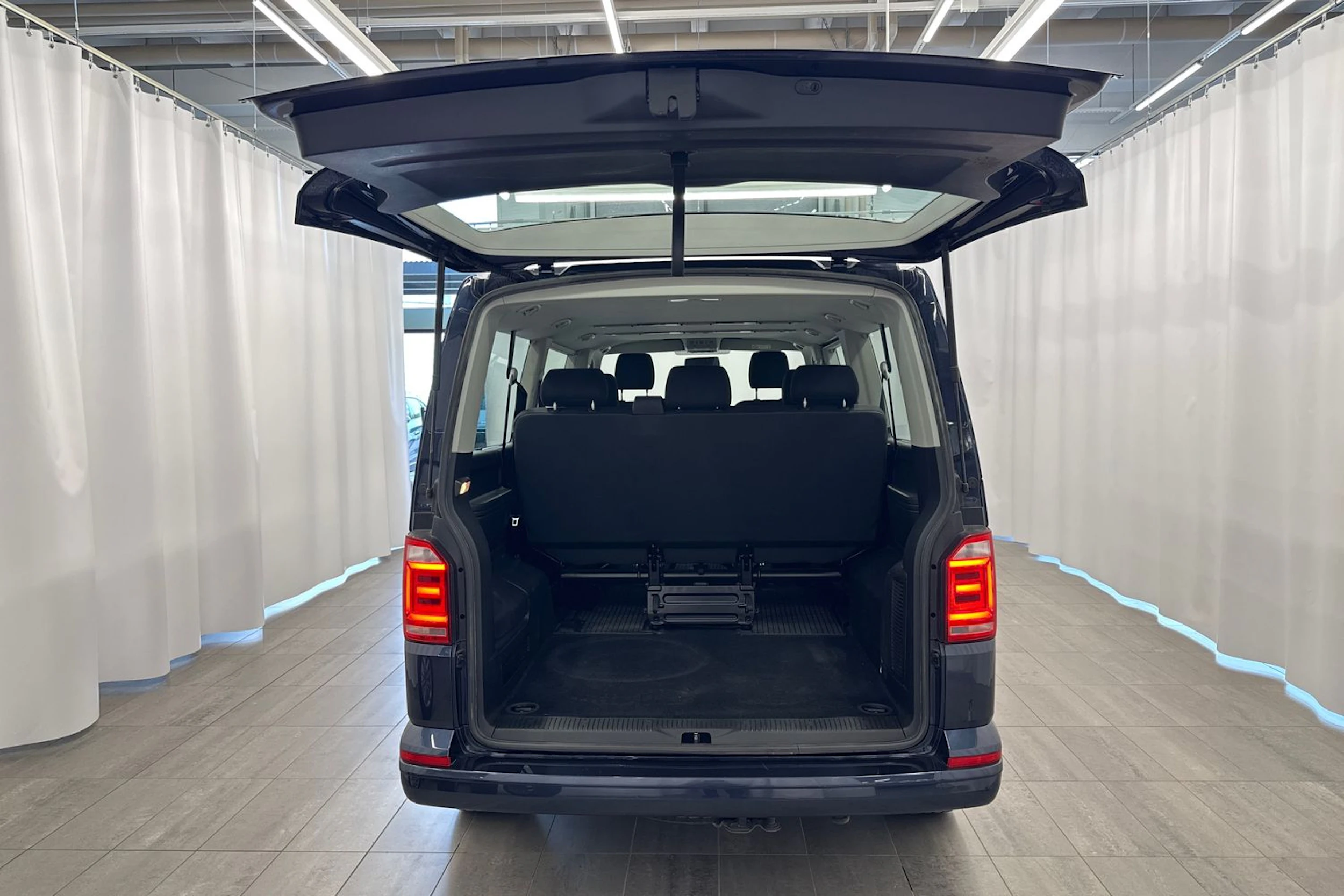 sininen Volkswagen Caravelle 2019 kuva 25.