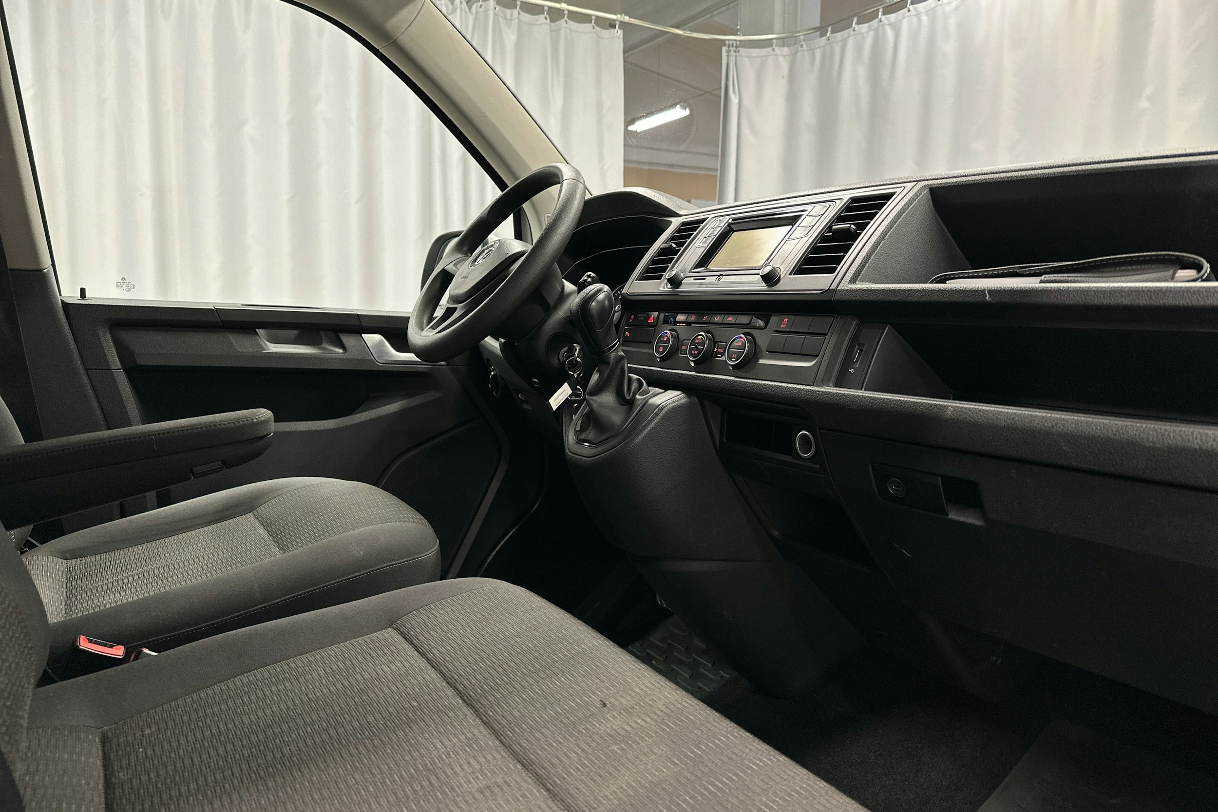 valkoinen Volkswagen Caravelle 2019 kuva 6.