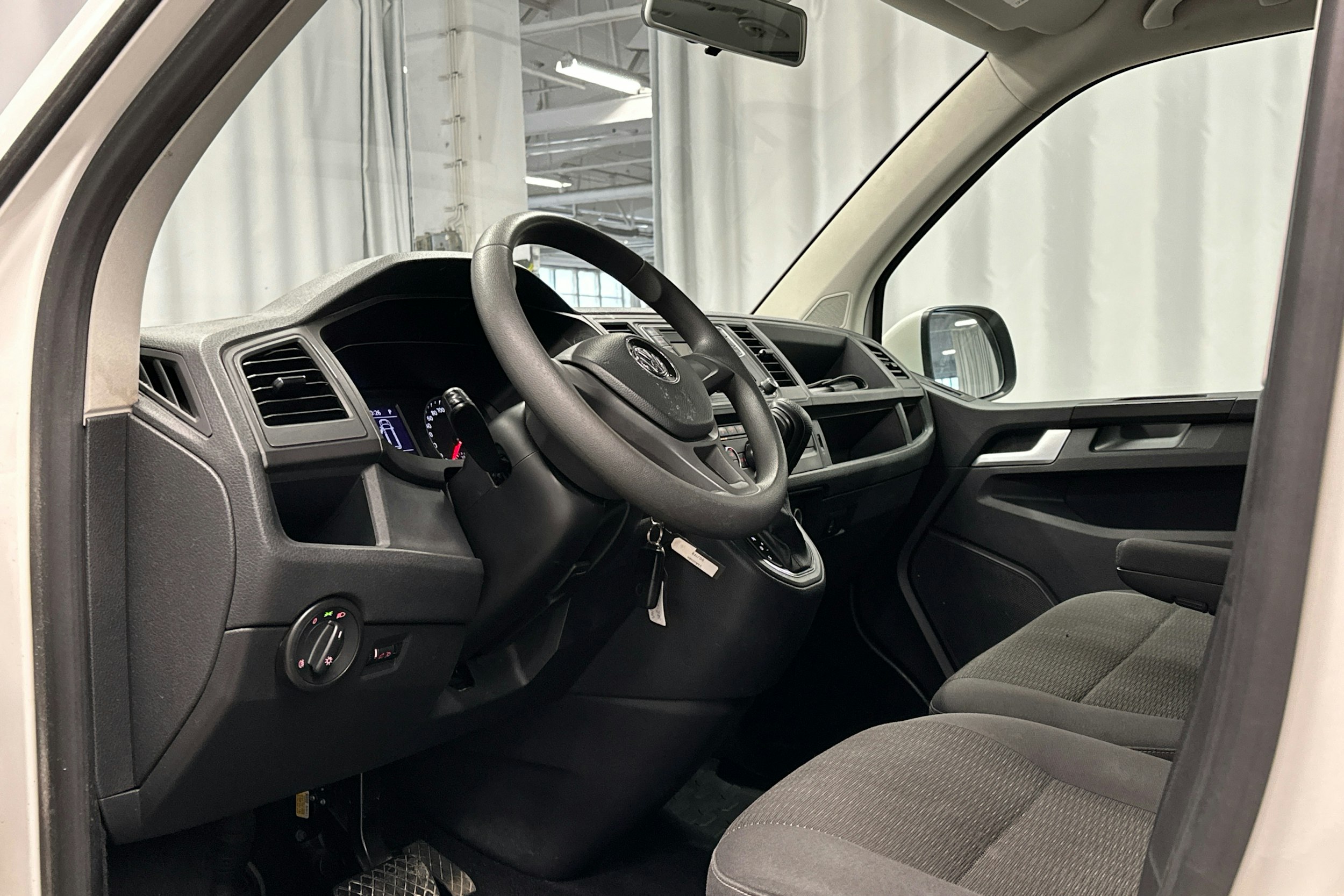 valkoinen Volkswagen Caravelle 2019 kuva 9.