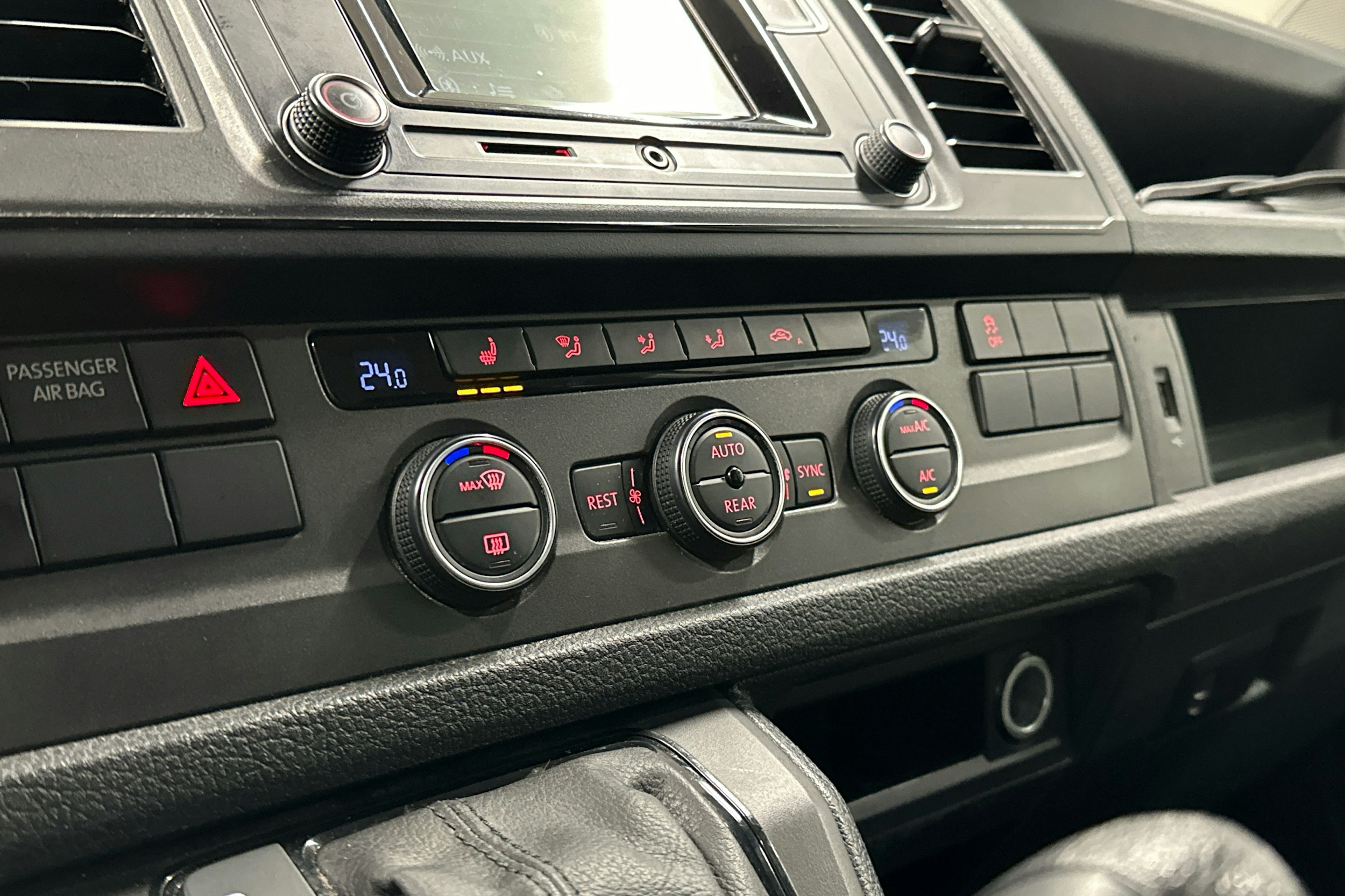 valkoinen Volkswagen Caravelle 2019 kuva 12.