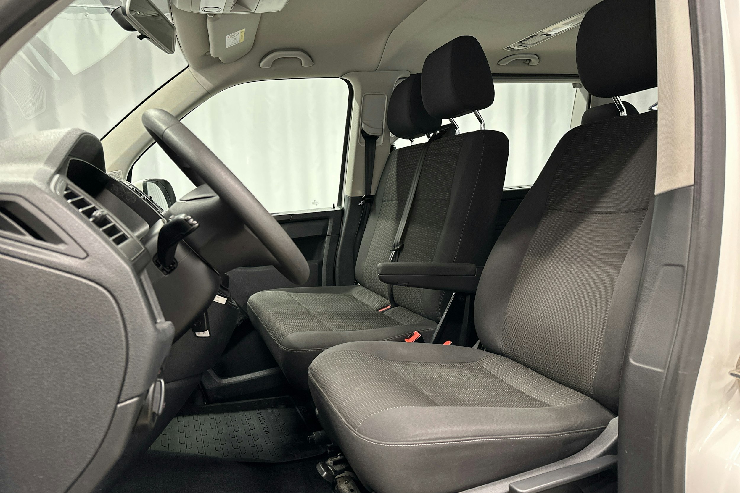 valkoinen Volkswagen Caravelle 2019 kuva 14.