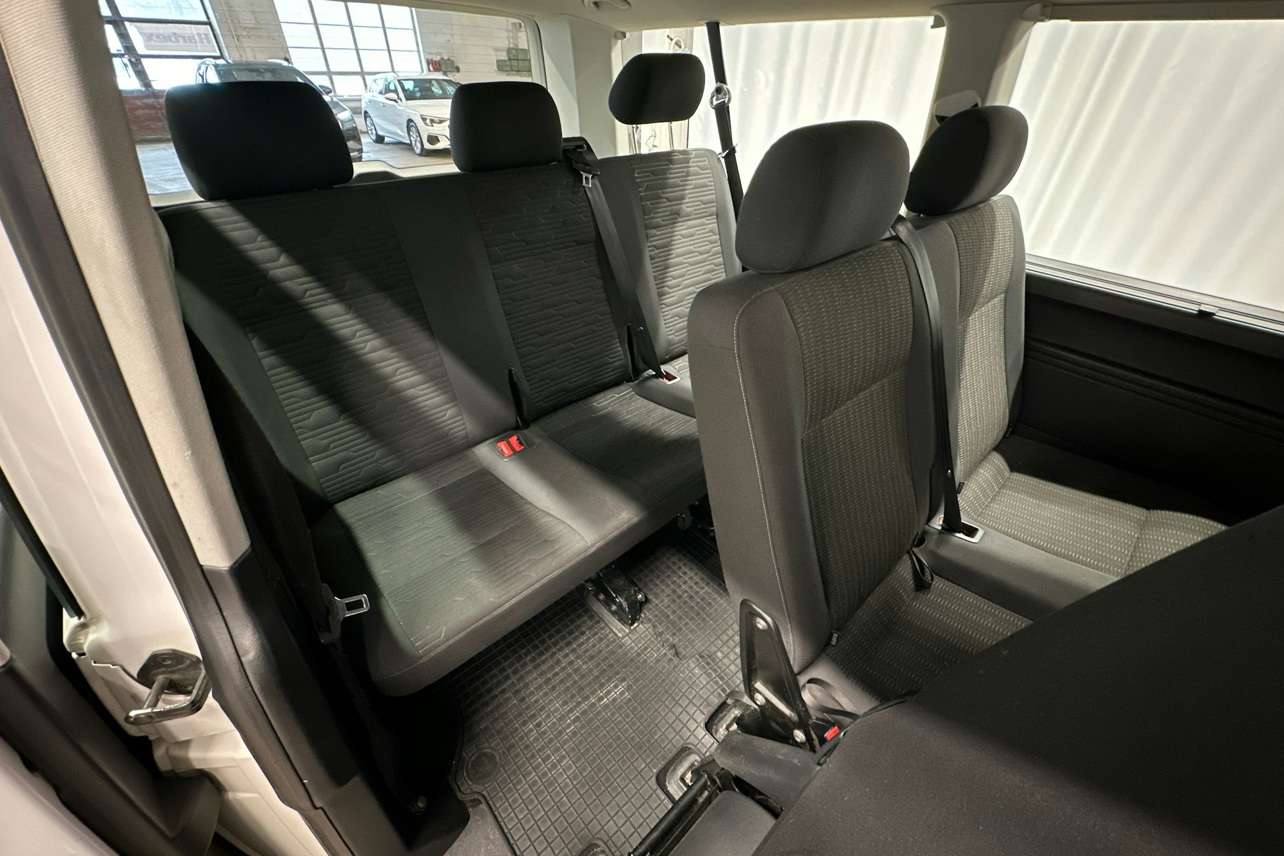 valkoinen Volkswagen Caravelle 2019 kuva 15.