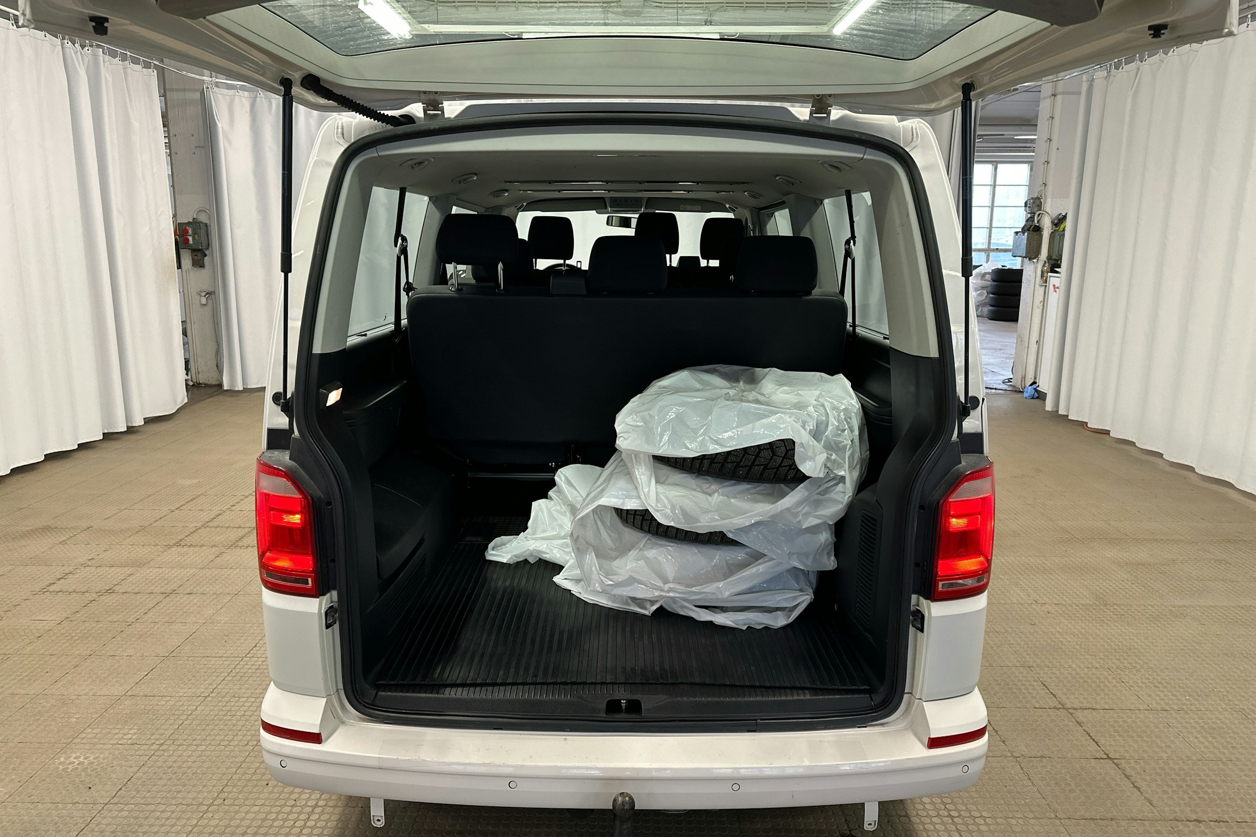 valkoinen Volkswagen Caravelle 2019 kuva 18.