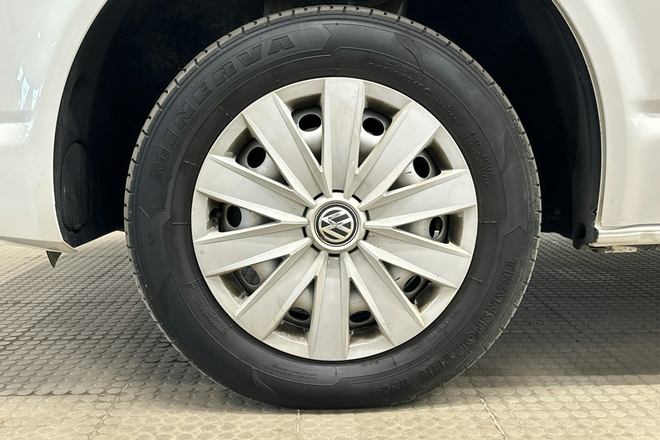 valkoinen Volkswagen Caravelle 2019 kuva 19.