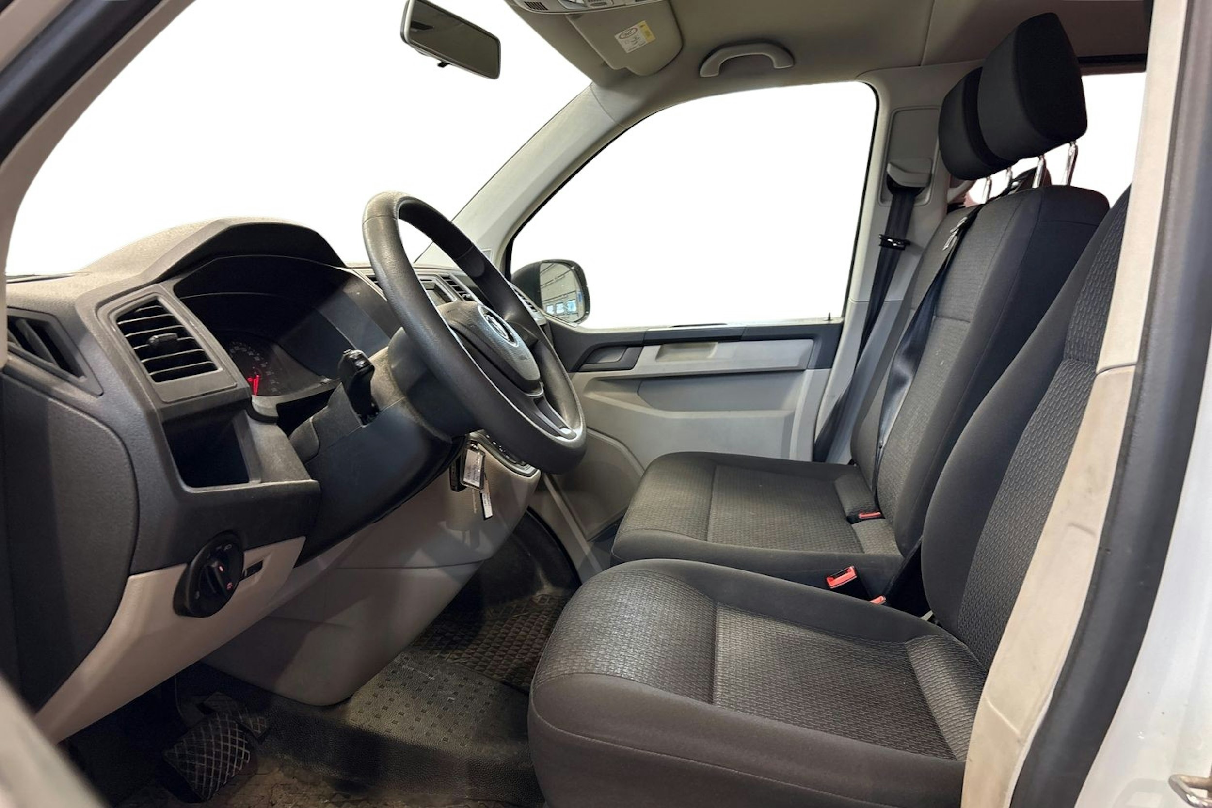 valkoinen Volkswagen Caravelle 2019 kuva 3.
