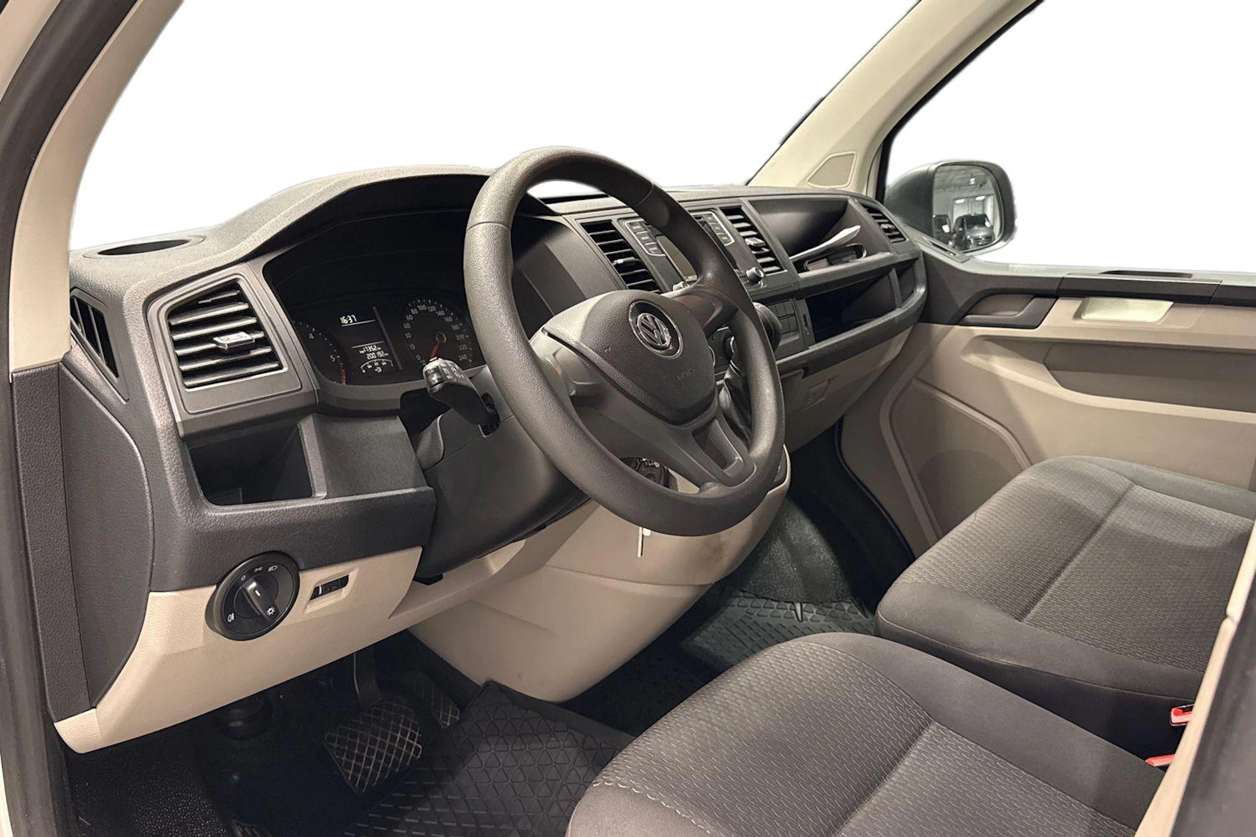 Valkoinen Volkswagen CARAVELLE 2019 kuva 8.