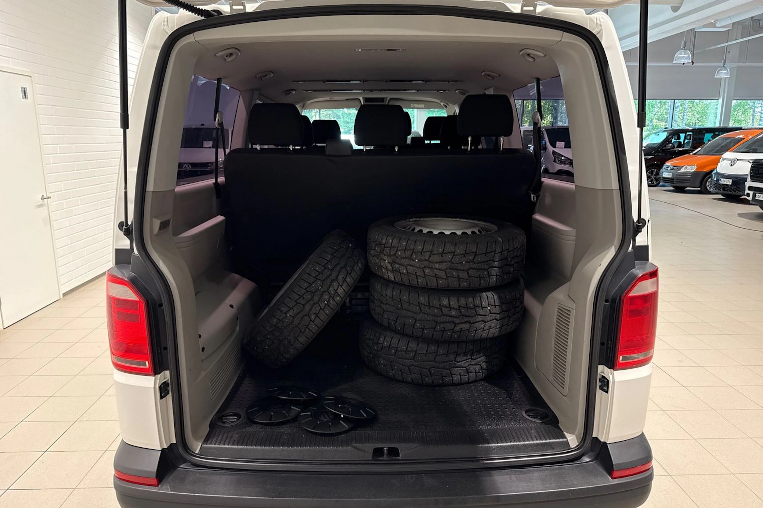 Valkoinen Volkswagen CARAVELLE 2019 kuva 16.