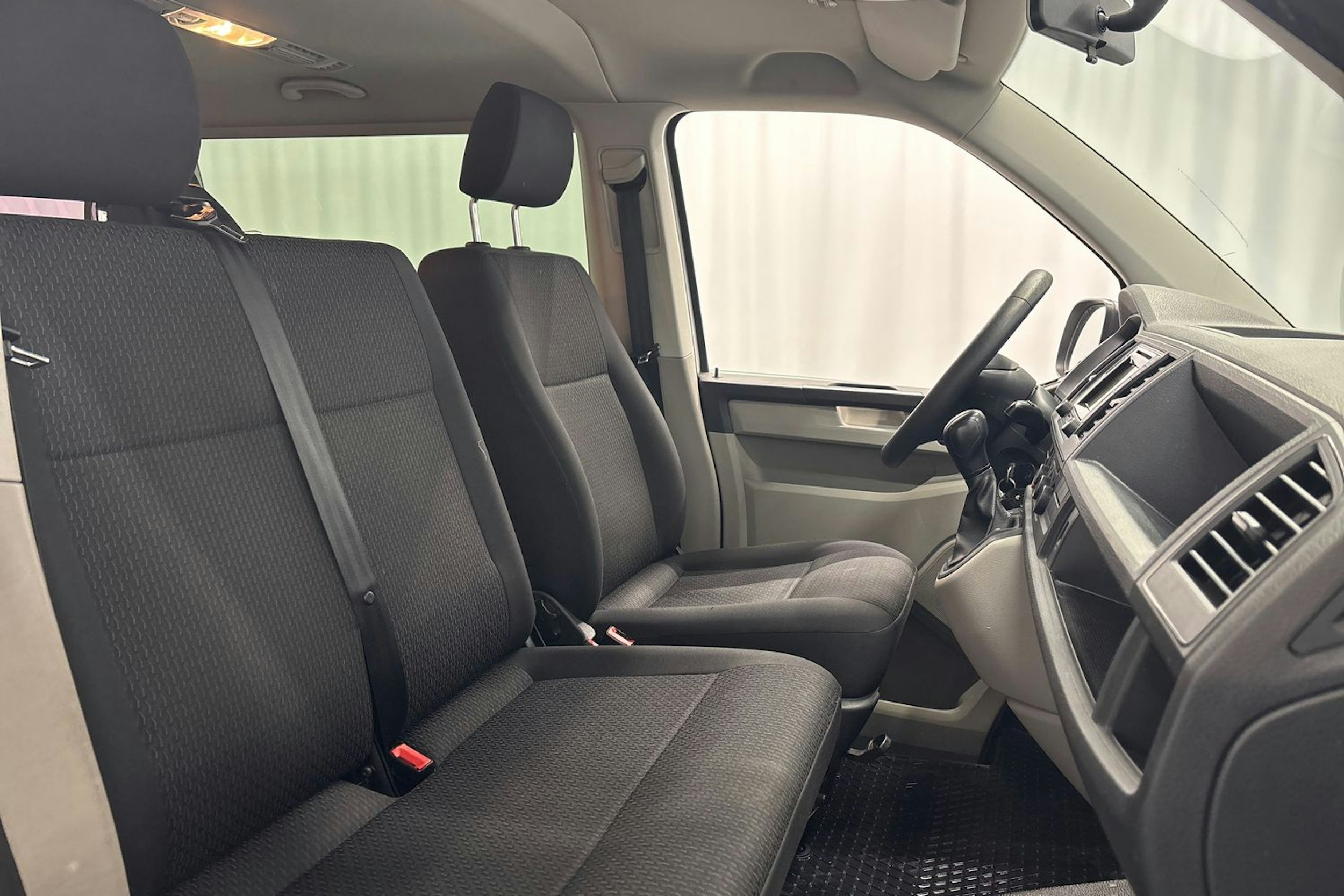 valkoinen Volkswagen Caravelle 2019 kuva 14.