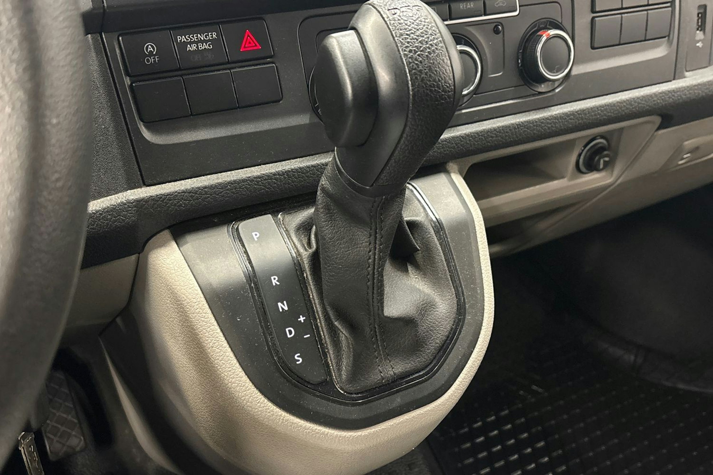 valkoinen Volkswagen Caravelle 2019 kuva 26.