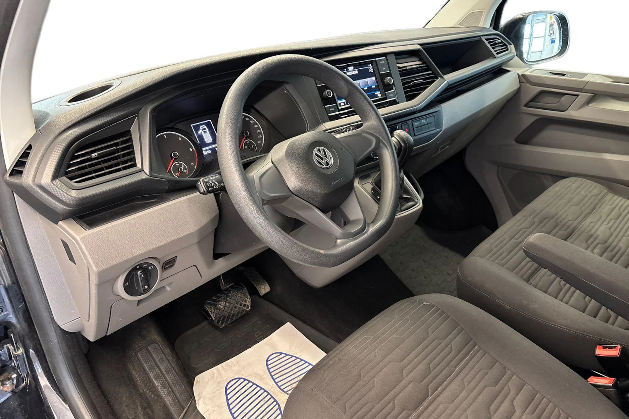 musta Volkswagen Caravelle 2020 kuva 3.