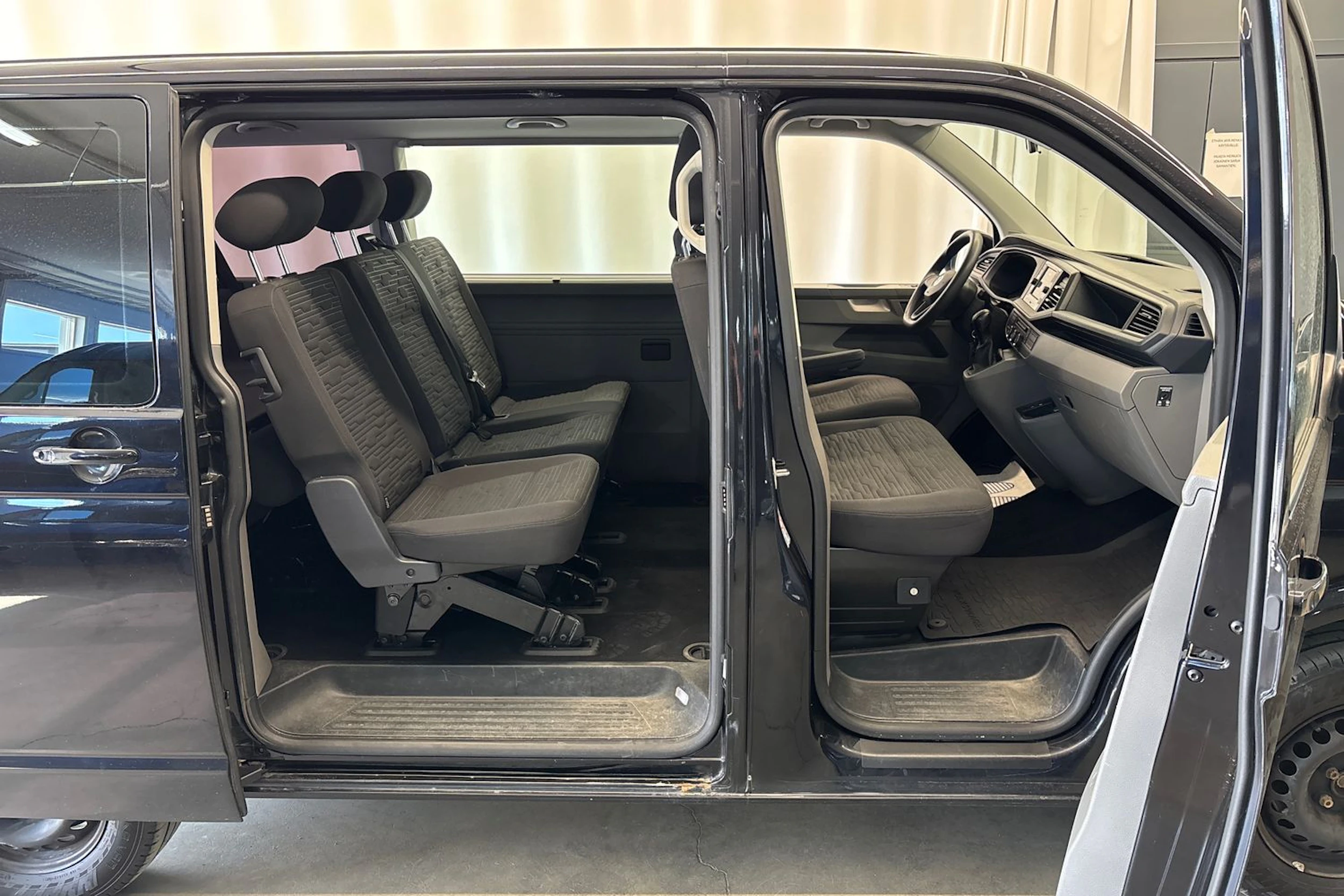 musta Volkswagen Caravelle 2020 kuva 4.