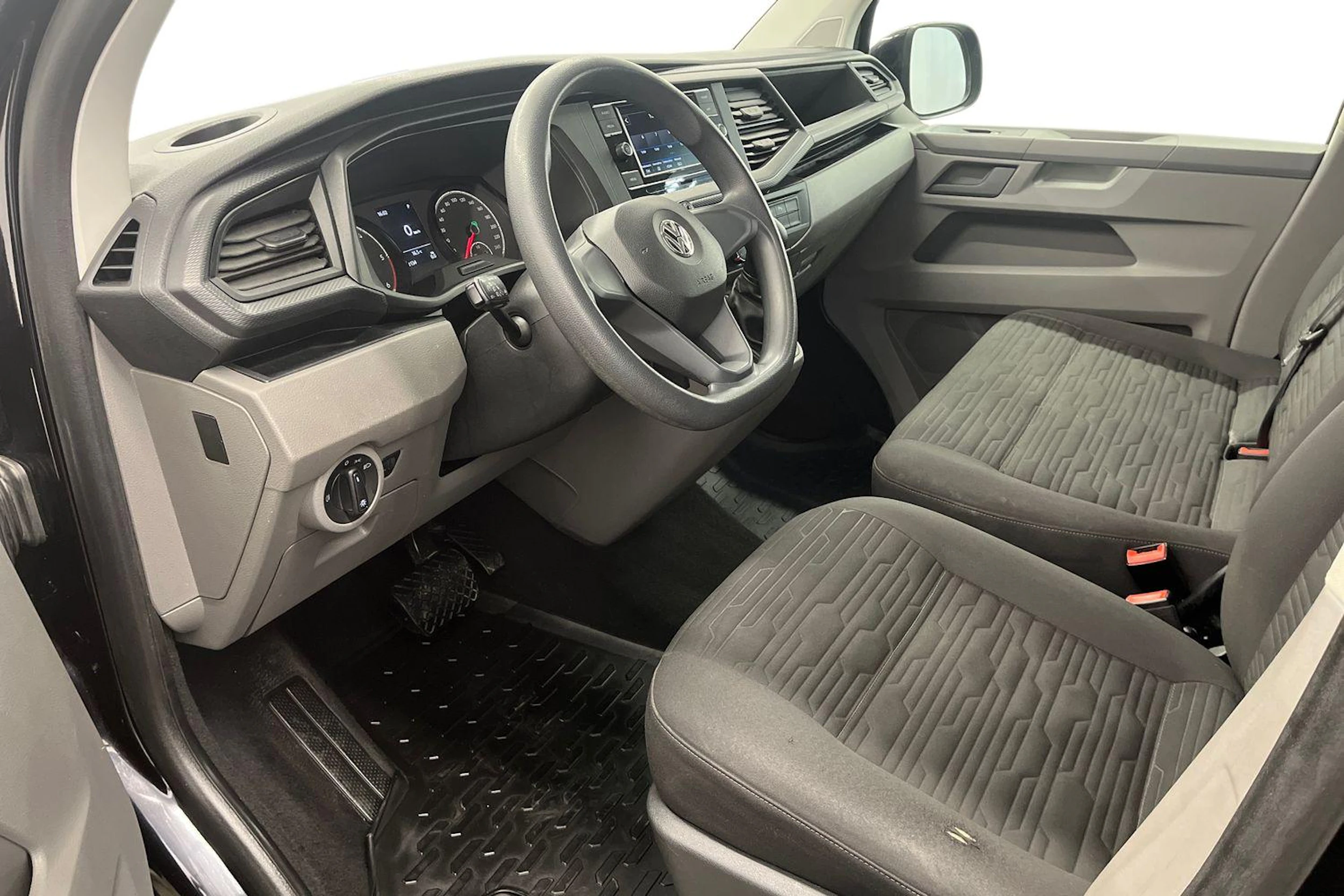 musta Volkswagen Caravelle 2020 kuva 8.