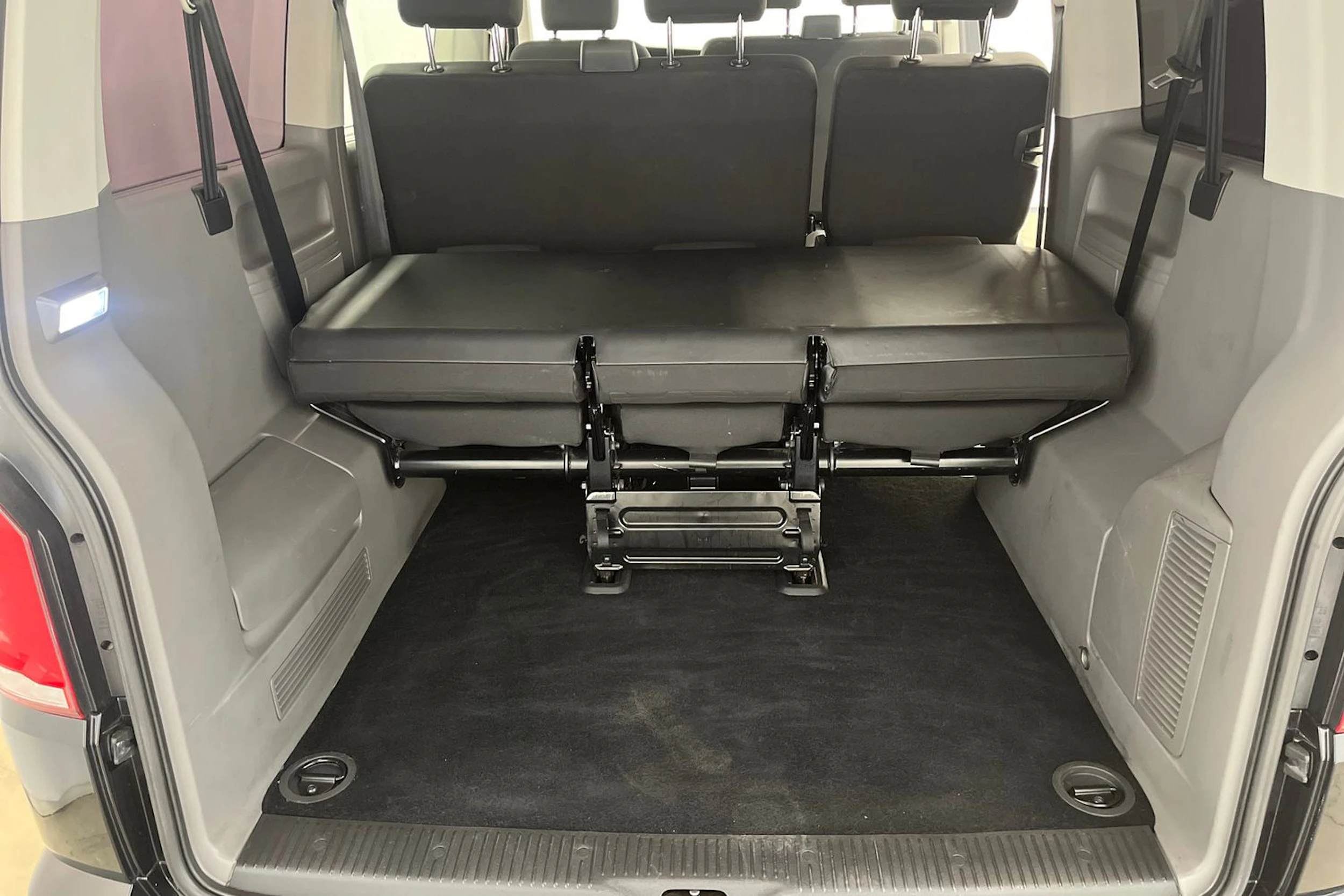 musta Volkswagen Caravelle 2020 kuva 17.