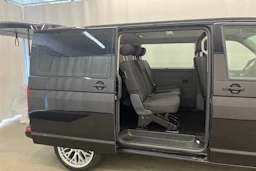 musta Volkswagen Caravelle 2020 kuva 18.