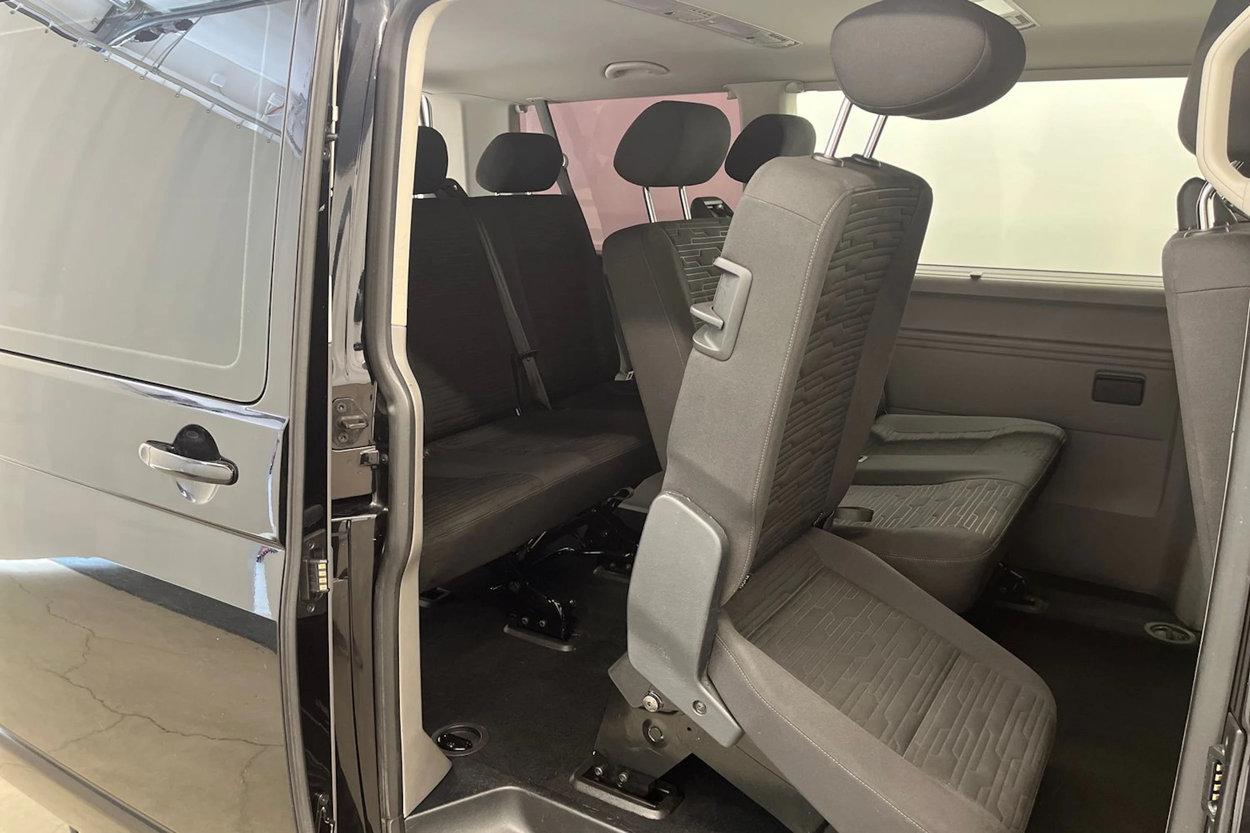 musta Volkswagen Caravelle 2020 kuva 20.