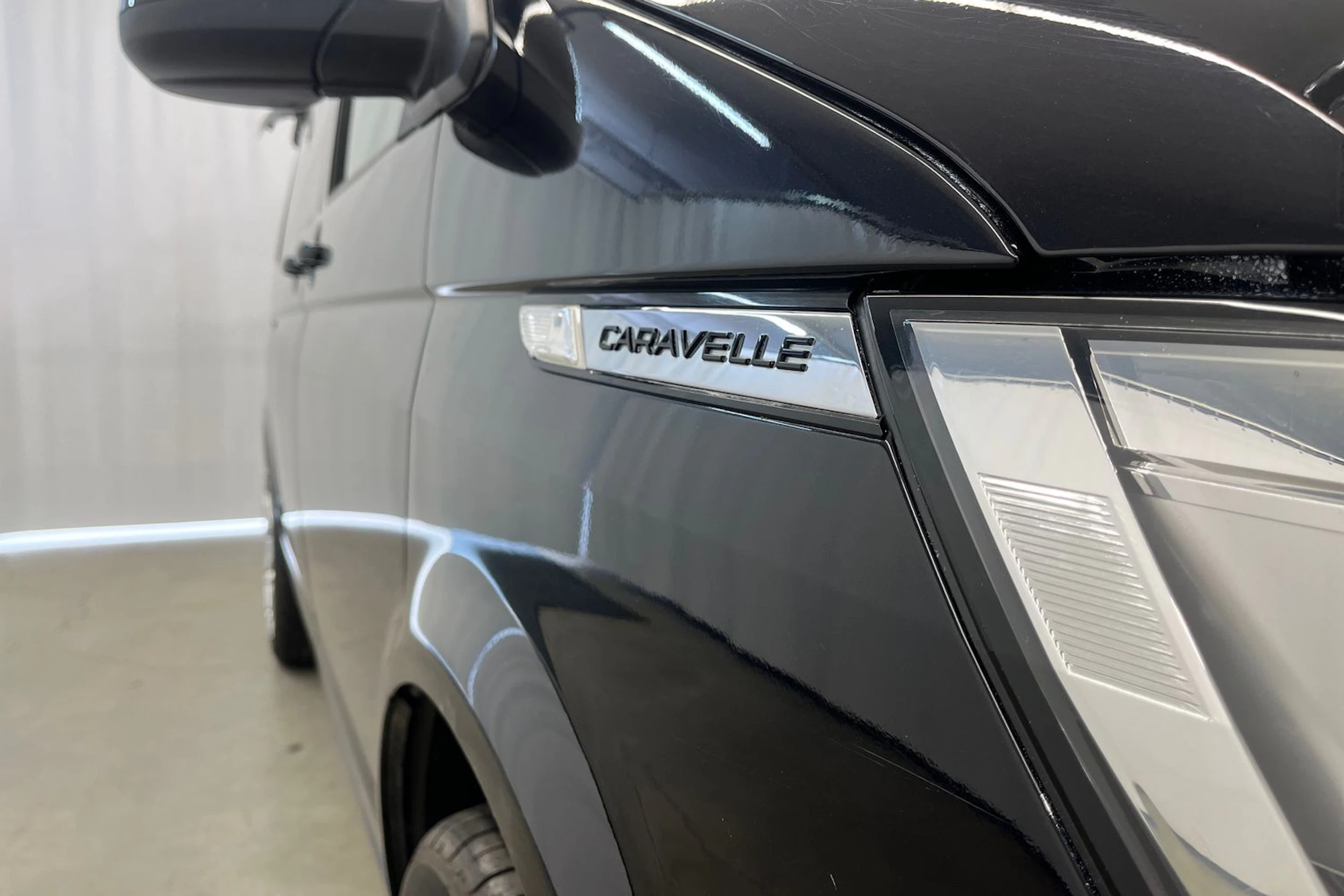 musta Volkswagen Caravelle 2020 kuva 21.