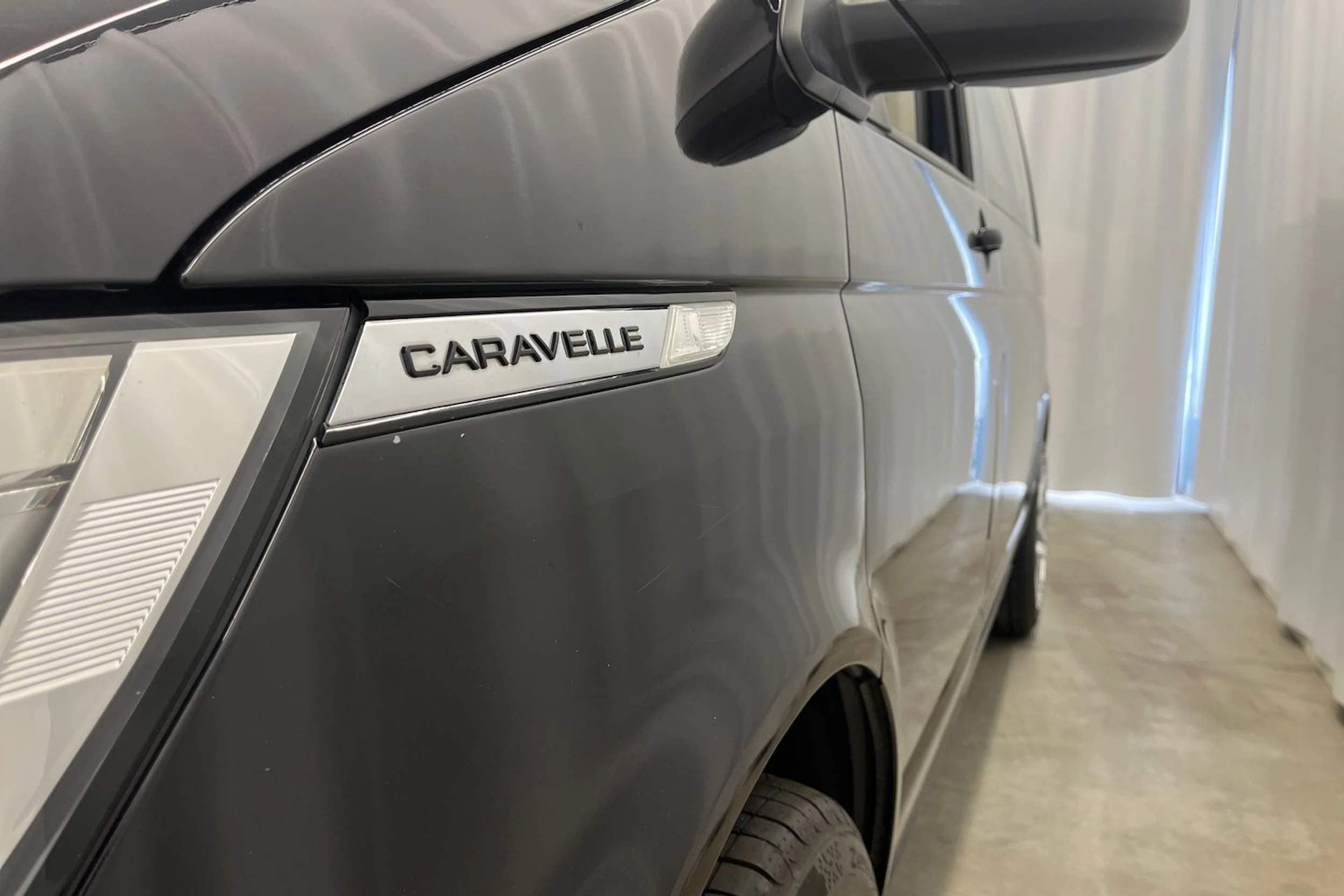 musta Volkswagen Caravelle 2020 kuva 22.