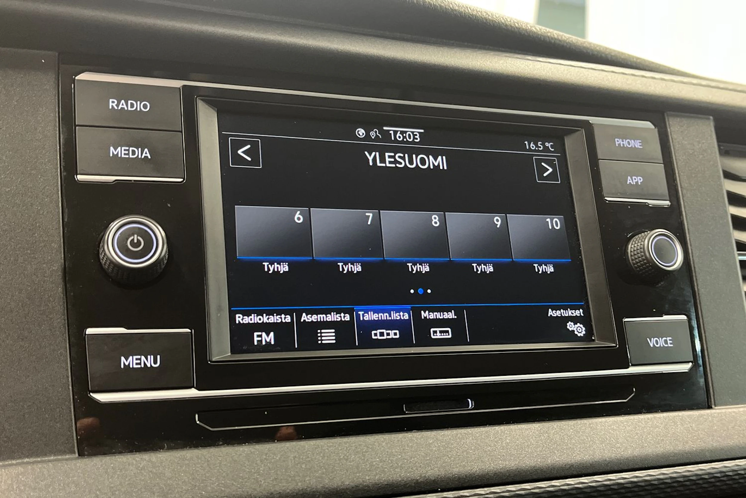 musta Volkswagen Caravelle 2020 kuva 27.