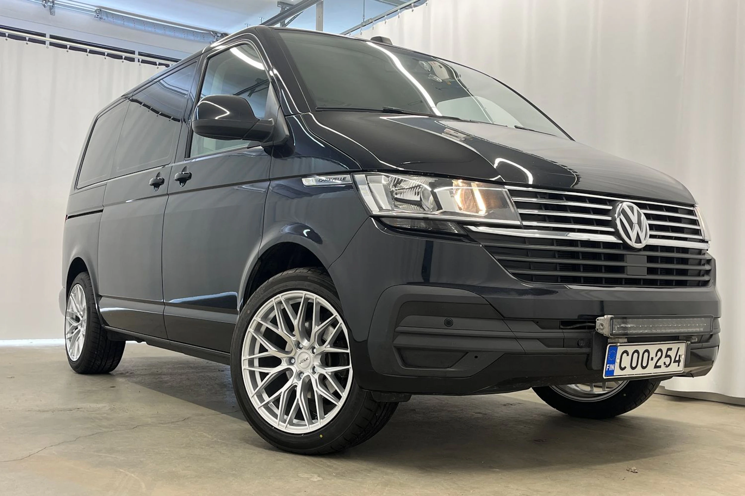 musta Volkswagen Caravelle 2020 kuva 33.