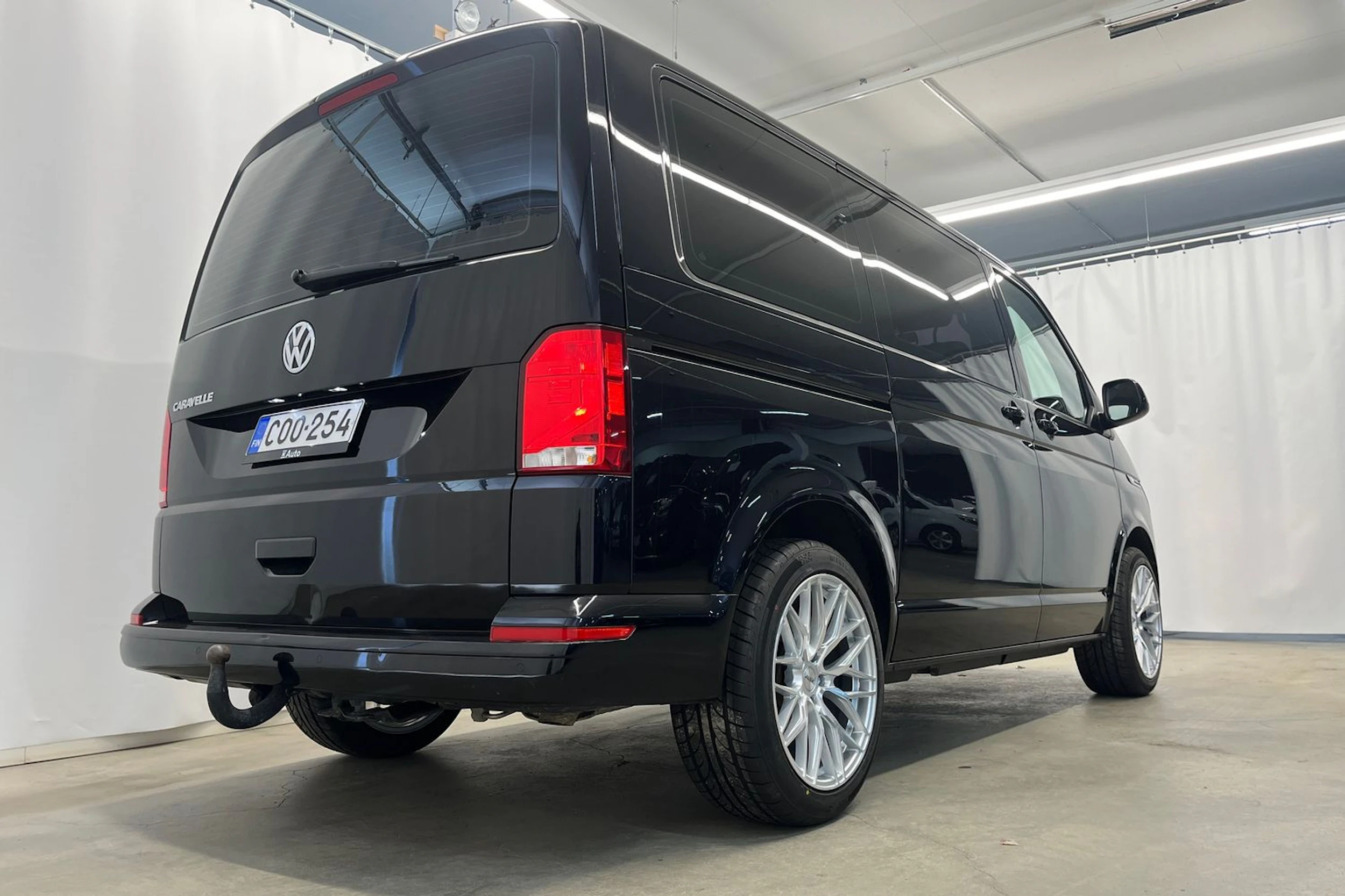 musta Volkswagen Caravelle 2020 kuva 34.