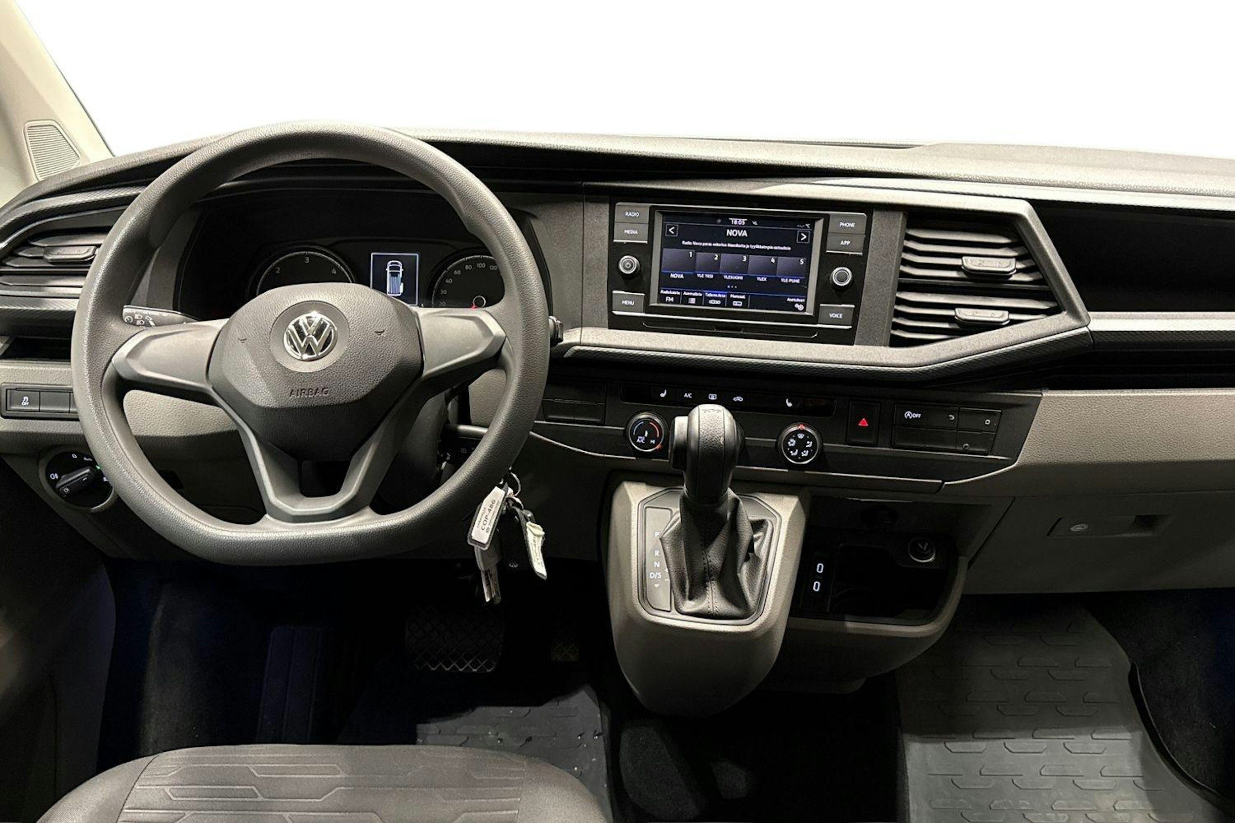 Punainen Volkswagen CARAVELLE 2020 kuva 9.