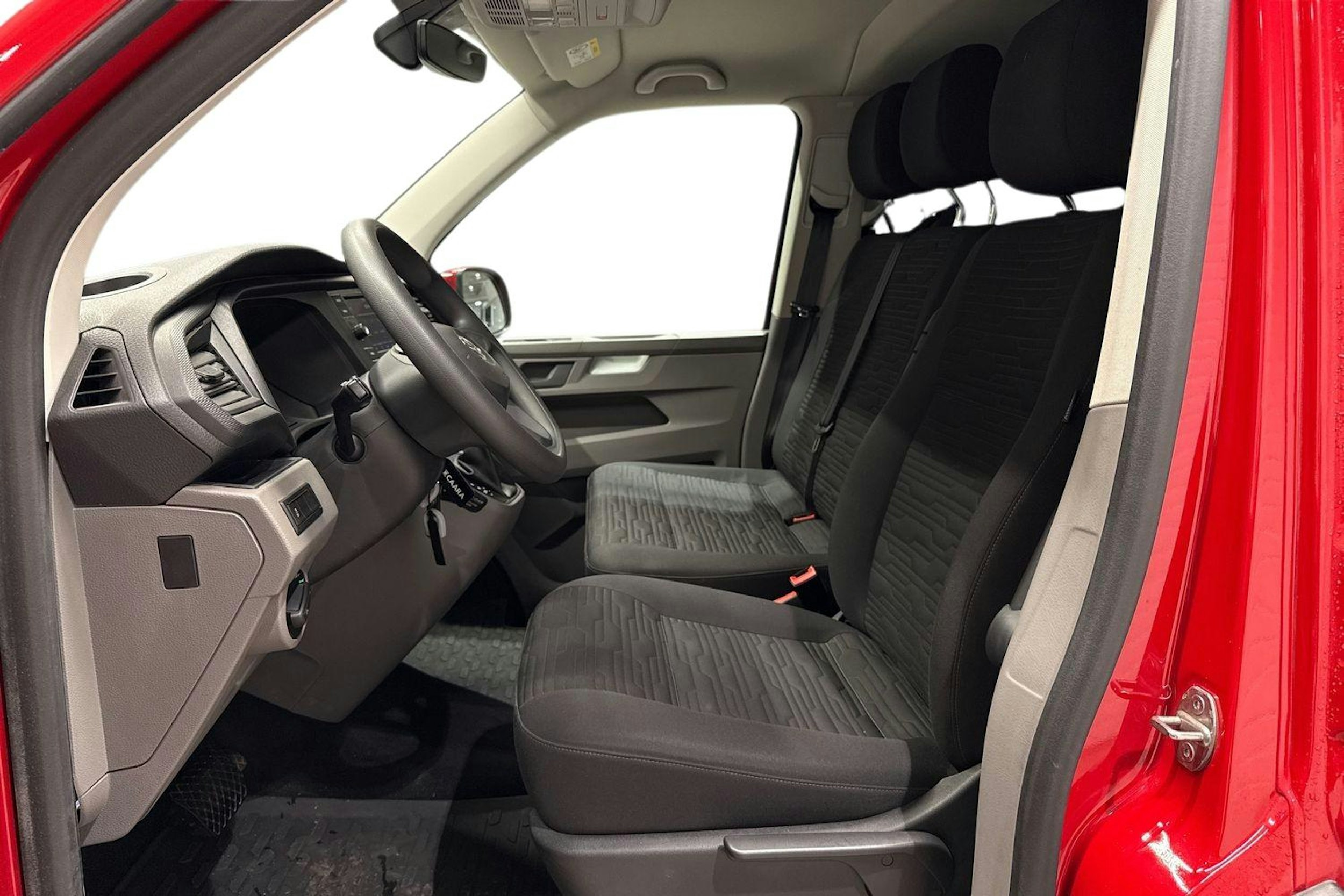 Punainen Volkswagen CARAVELLE 2020 kuva 10.