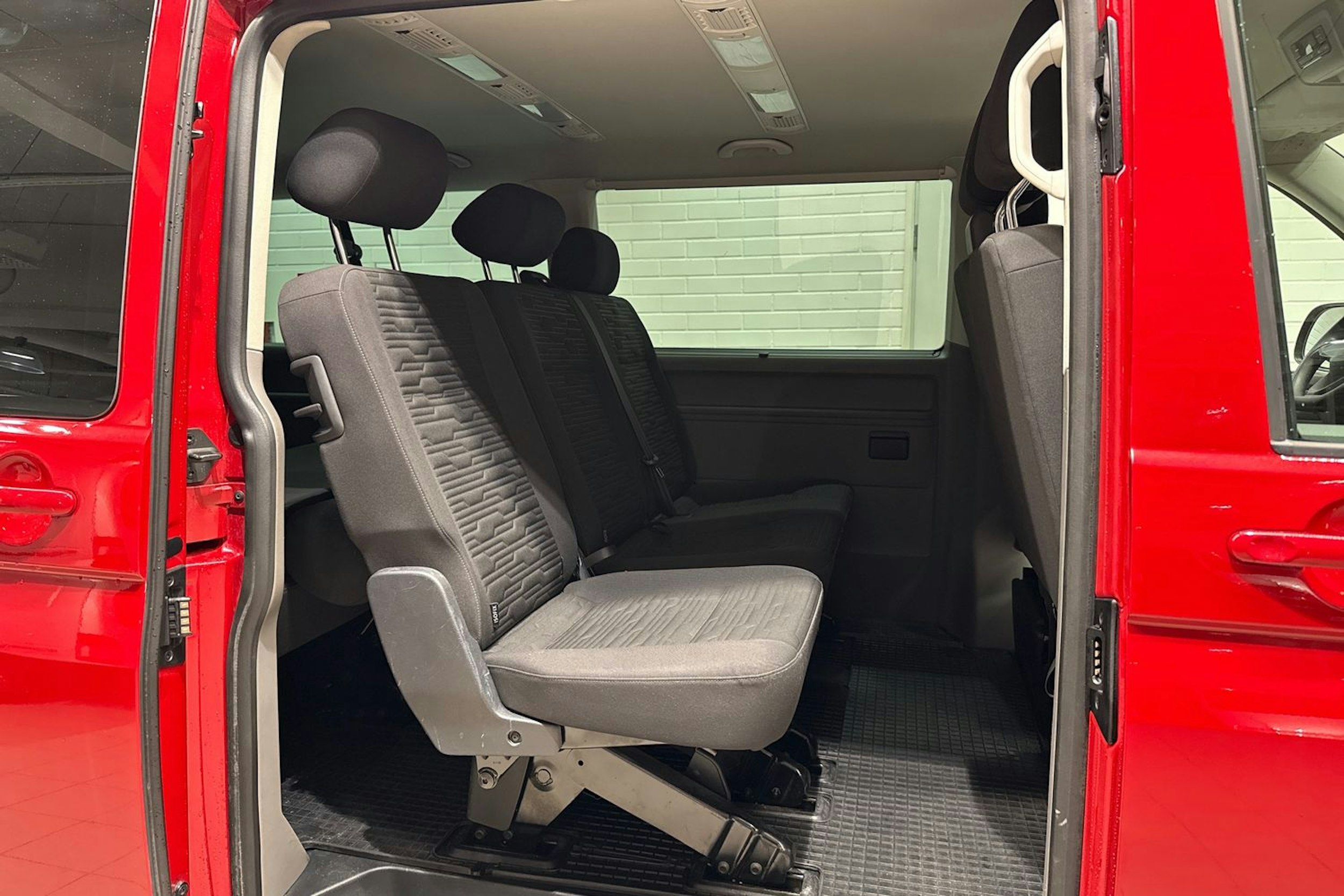 Punainen Volkswagen CARAVELLE 2020 kuva 14.