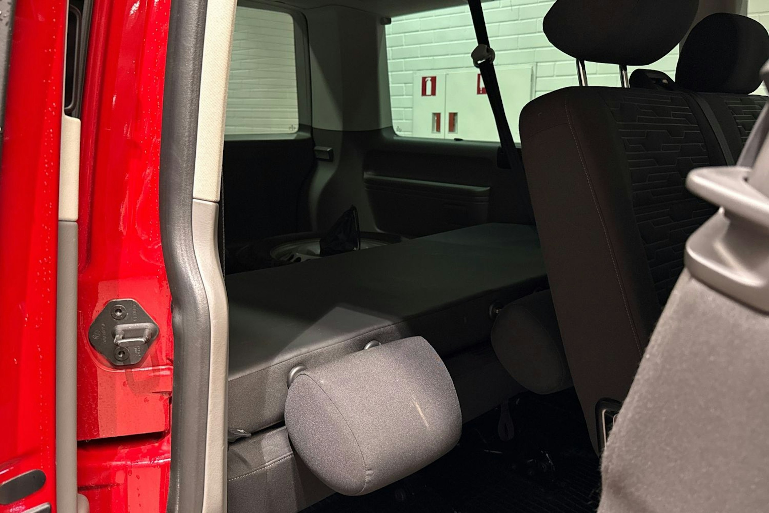 Punainen Volkswagen CARAVELLE 2020 kuva 15.