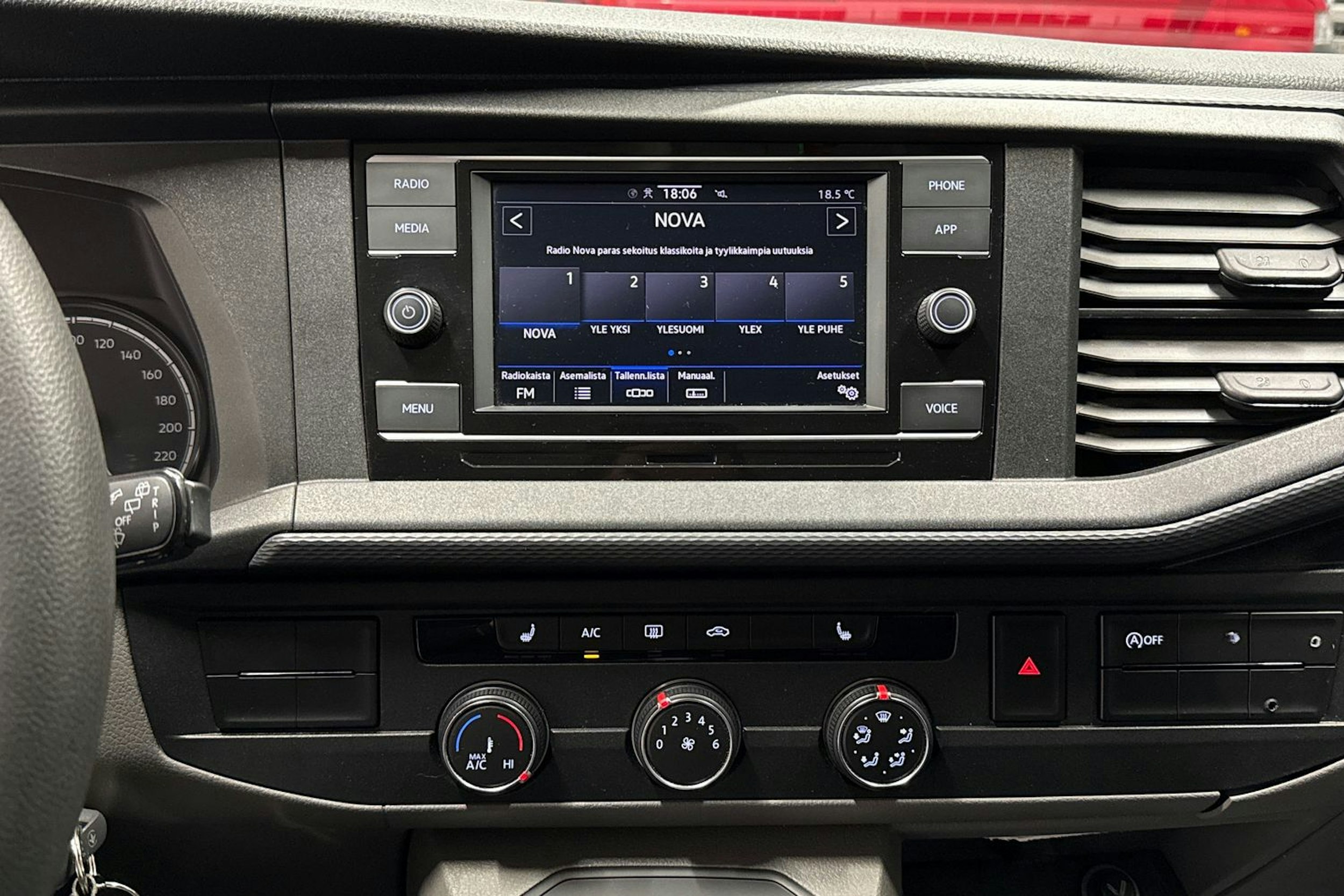 Punainen Volkswagen CARAVELLE 2020 kuva 17.