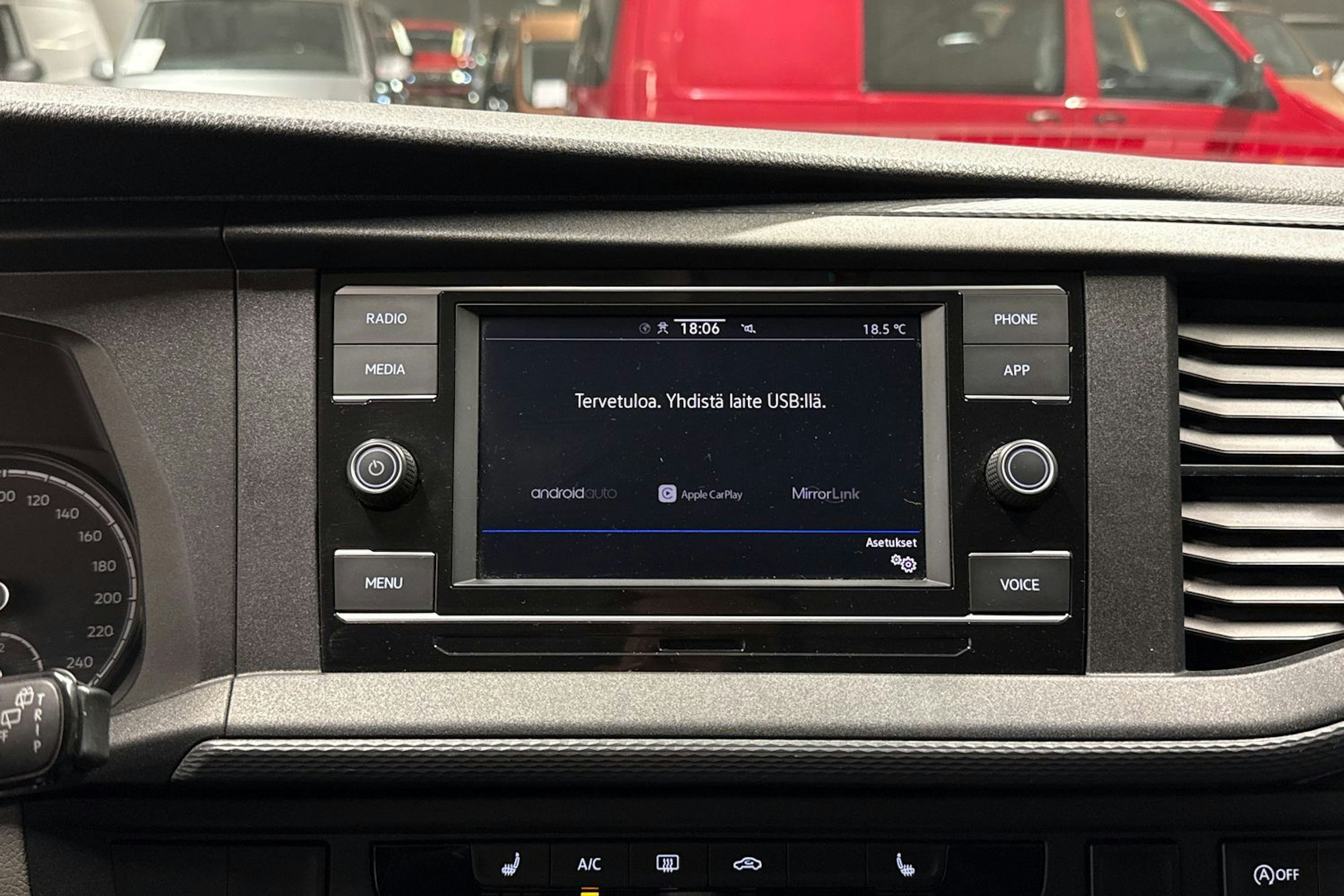 Punainen Volkswagen CARAVELLE 2020 kuva 19.