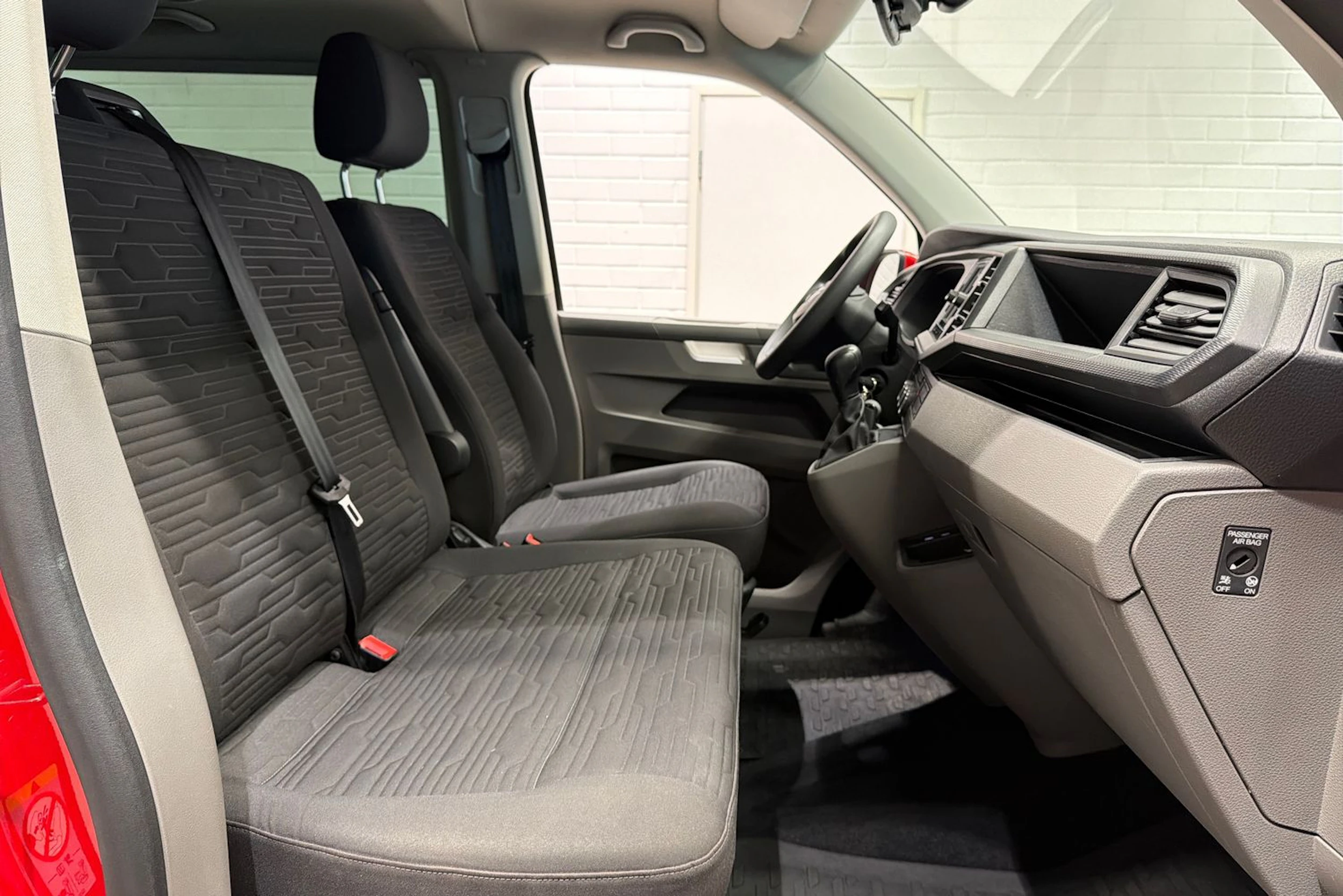 punainen Volkswagen Caravelle 2020 kuva 23.